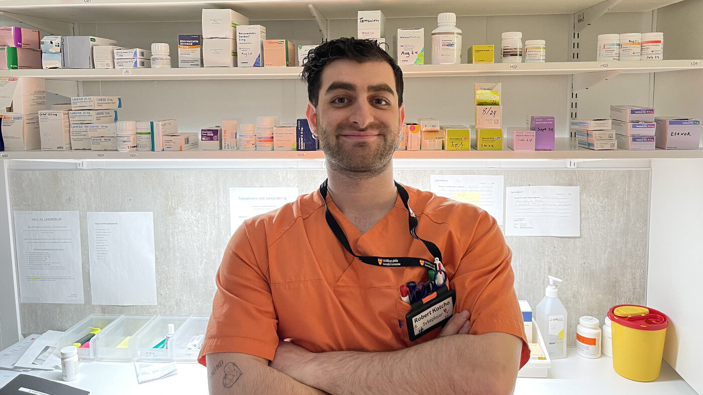 Robert Kotcho på jobb som sykepleier Bildet viser Robert Kotcho på jobb som sykepleier.