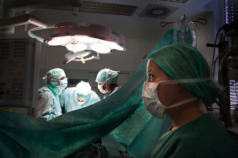 Anestesisykepleier Bildet viser anestesisykepleier under operasjon.