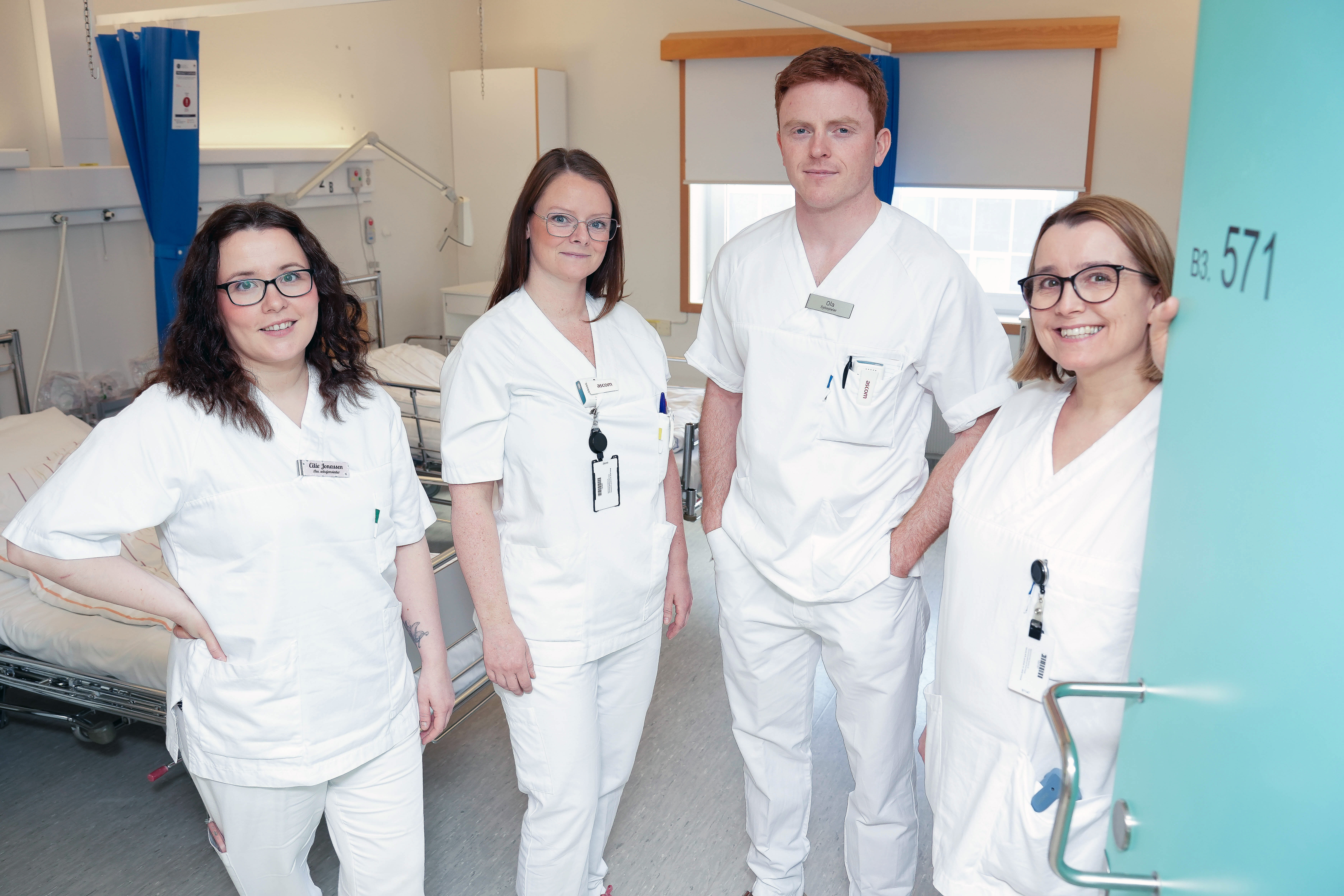Bildet viser Fra venstre: Cilie Jonassen (assisterende seksjonsleder), Lill-Heidi Pedersen (sykepleier og tillitsvalgt), Ola Østlie (sykepleier) og Ing-Hege Nilsen (seksjonsleder). Bildet viser Fra venstre: Cilie Jonassen (assisterende seksjonsleder), Lill-Heidi Pedersen (sykepleier og tillitsvalgt), Ola Østlie (sykepleier) og Ing-Hege Nilsen (seksjonsleder).