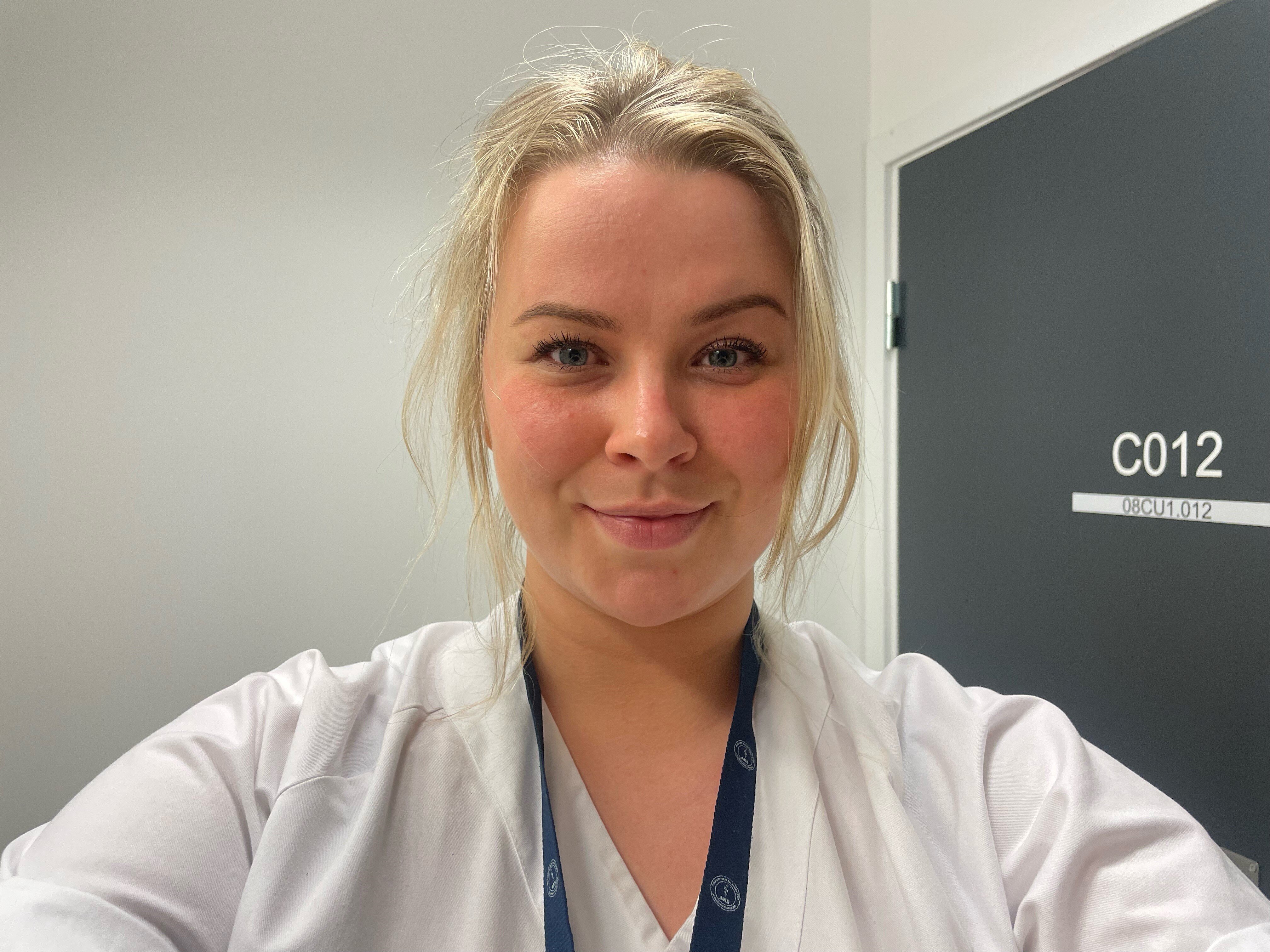Bildet viser en selfie av Ninni Marlen Lunde på jobb