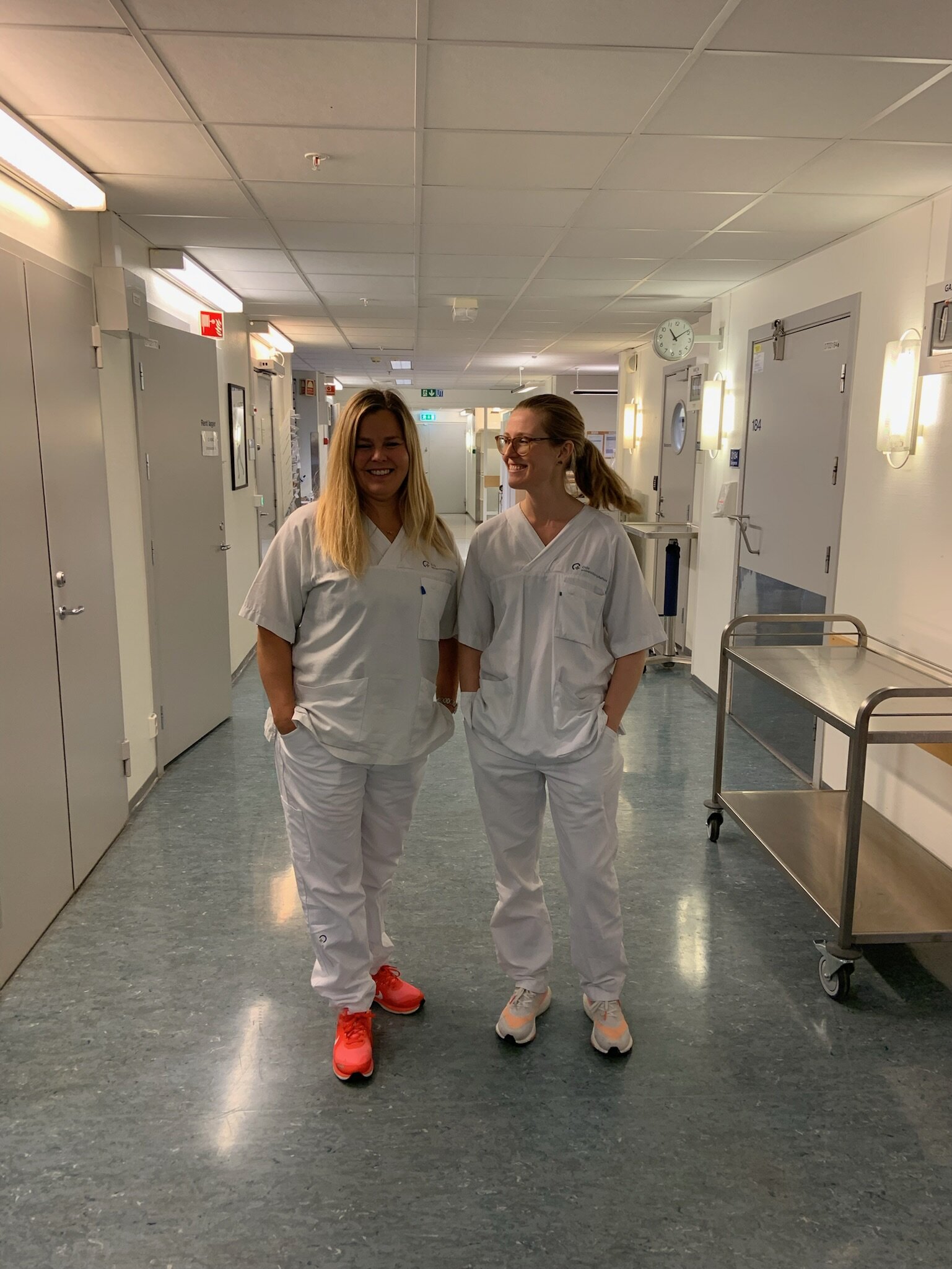 Bildet viser (t.h) Hildegunn Bull Iversen og Elise Narum Amland (t,v) som er Iversens prosjektmakker på plastsmart sykehus