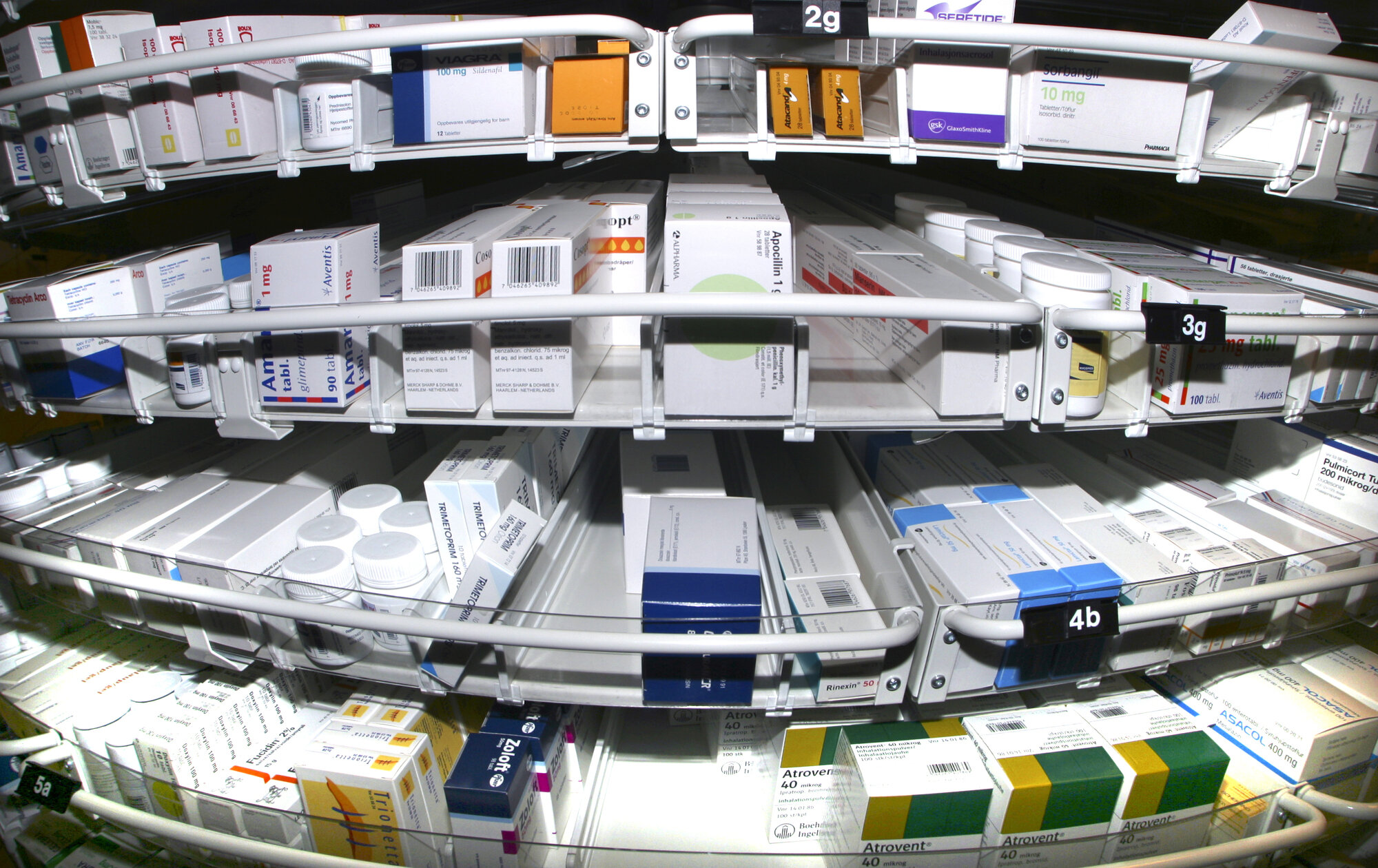 Bildet viser et stativ fylt med legemidler Bildet viser et stativ fylt med legemidler