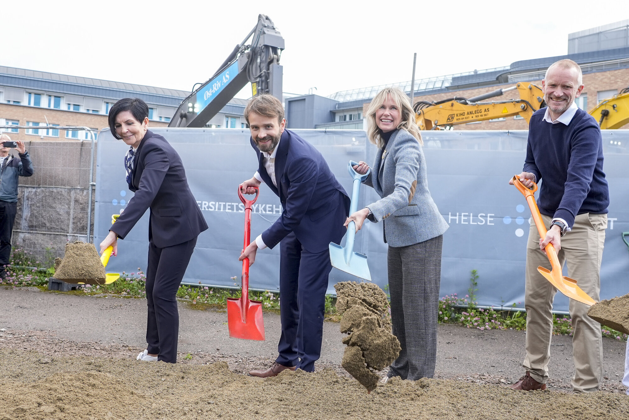 Bildet viser Helse- og omsorgsminister Jan Christian Vestre (Ap) tar første spadetak på Nye Rikshospitalet i Oslo Bildet viser Helse- og omsorgsminister Jan Christian Vestre (Ap) tar første spadetak på Nye Rikshospitalet i Oslo