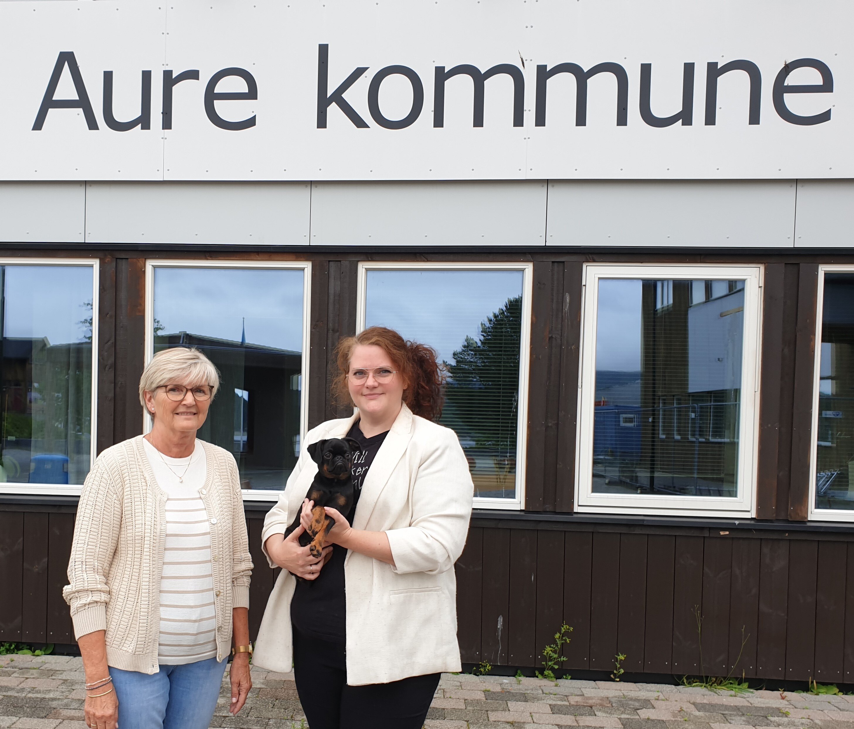 Bildet viser enhetsleder Åse Kalvik som har hundevalpen Frøya på armen, og personalsjefen, Helen Skogan, Bildet viser enhetsleder Åse Kalvik som har hundevalpen Frøya på armen, og personalsjefen, Helen Skogan,
