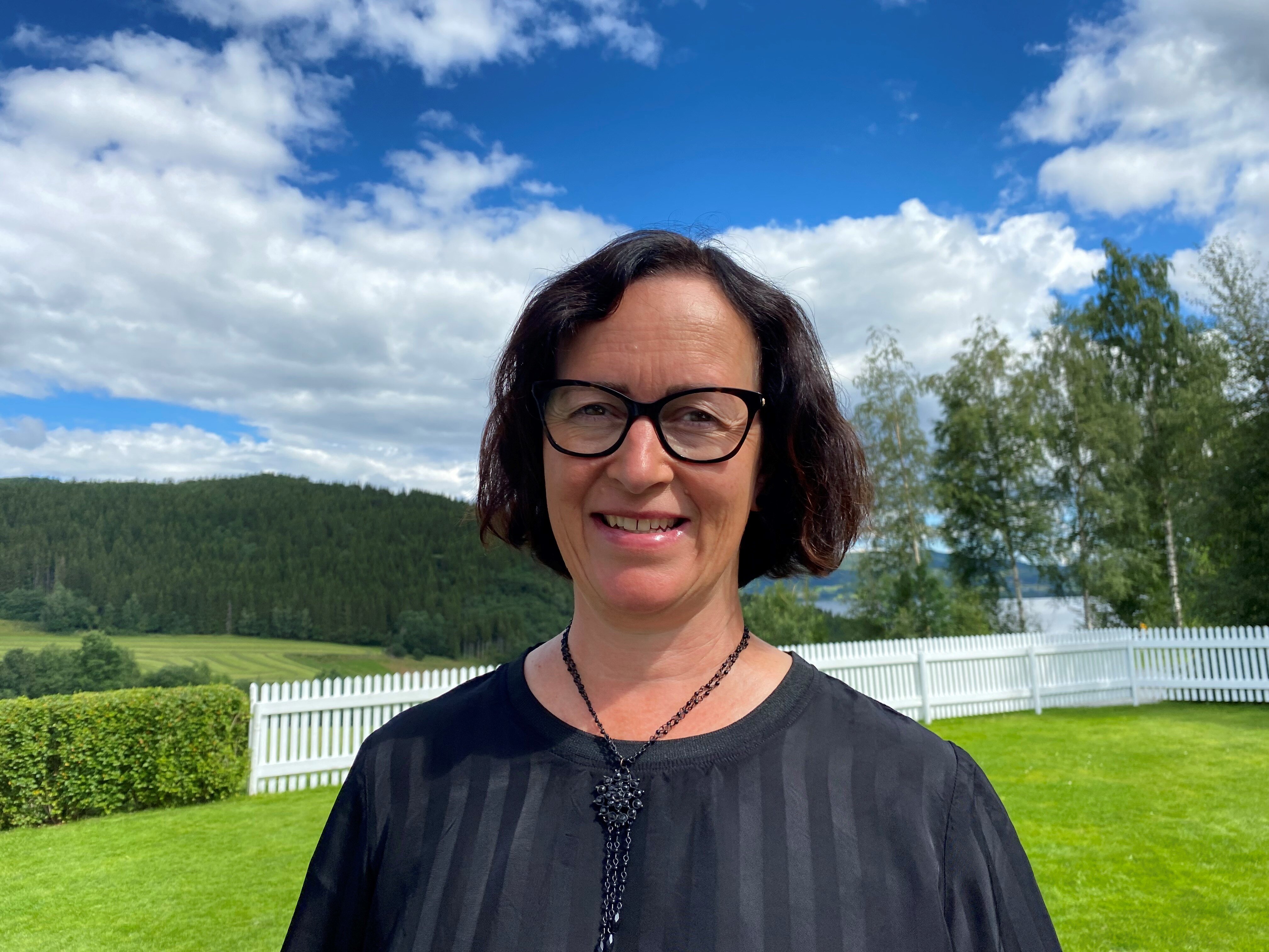 Elisabeth Sjaastad Elisabeth Sjaastad på en gressplen med blå himmel i bakgrunnen