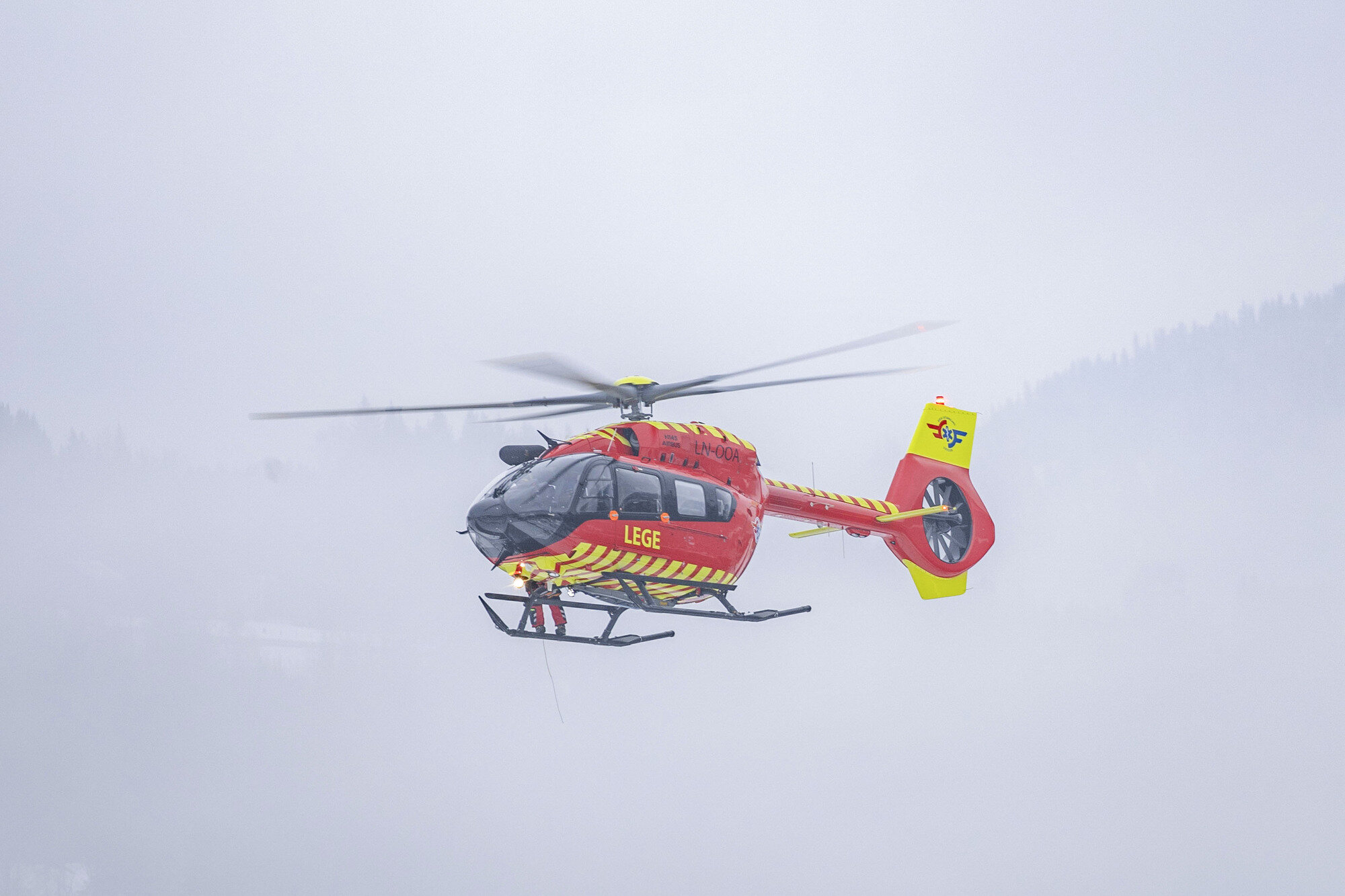 Bildet viser et ambulansehelikopter.