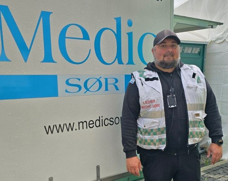 Henrik Henrik foran Medic Sør skilt
