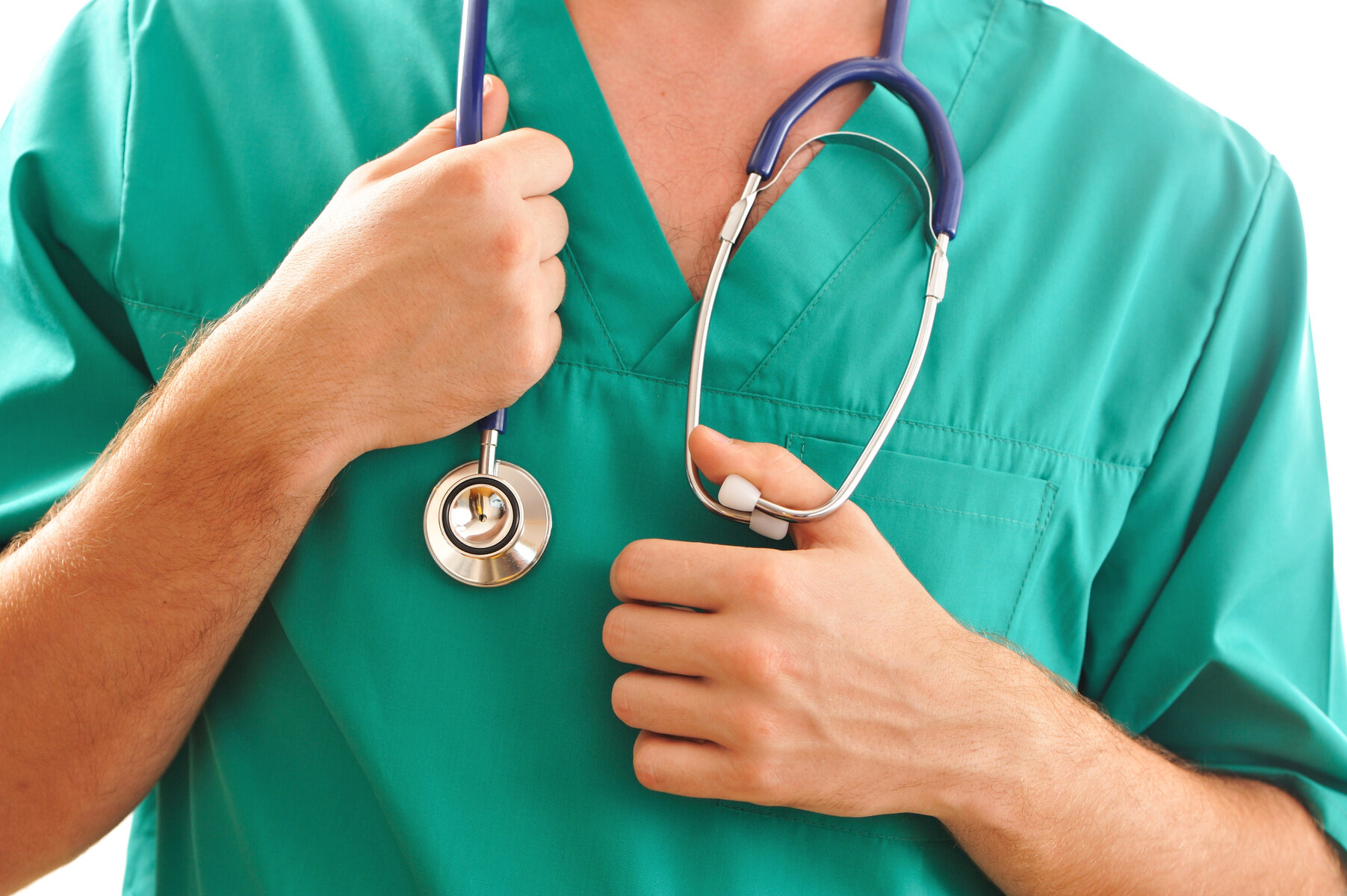 Bildet viser overkroppen til en lege med stetoskop og operasjonsuniform Bildet viser overkroppen til en lege med stetoskop og operasjonsuniform