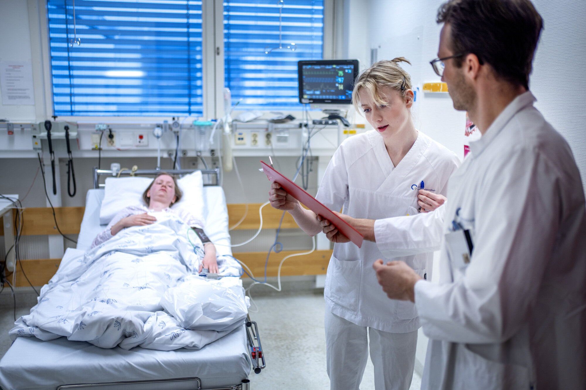 Bildet viser en sykepleier, lege og en pasient sammen