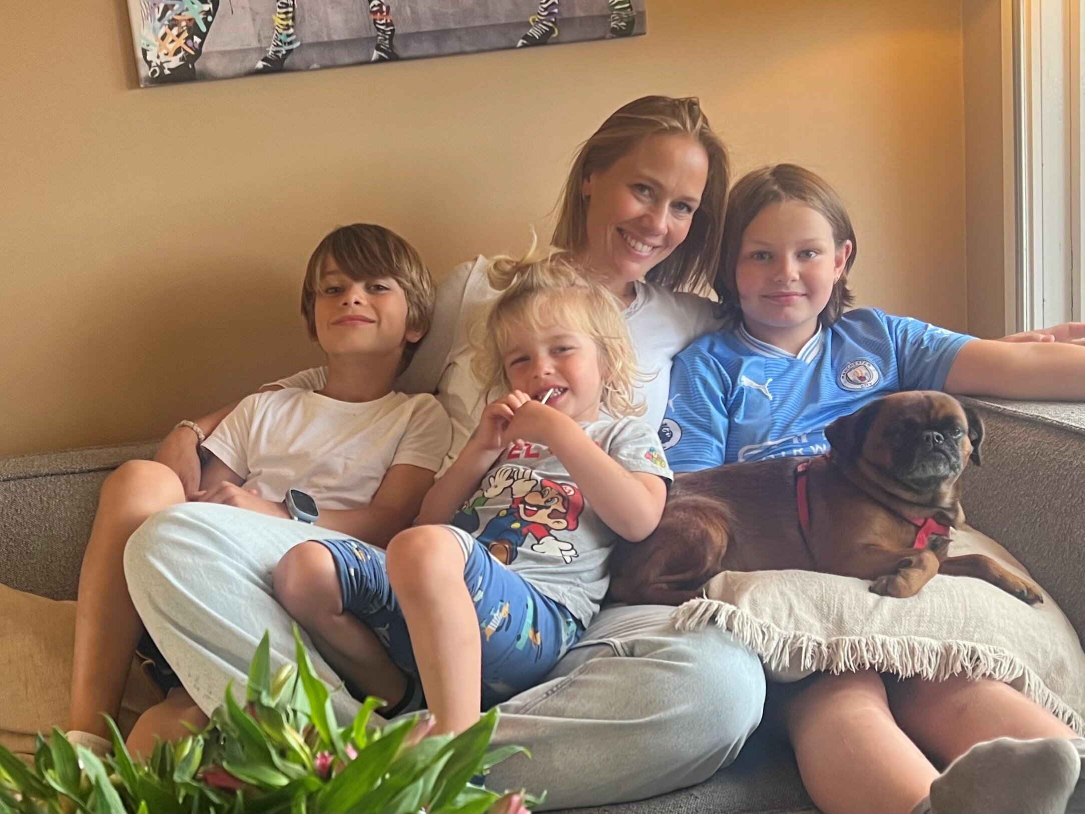 Bilde viser Anniken sammen med sine tre barn og en av husets to hunder Bilde viser Anniken sammen med sine tre barn og en av husets to hunder