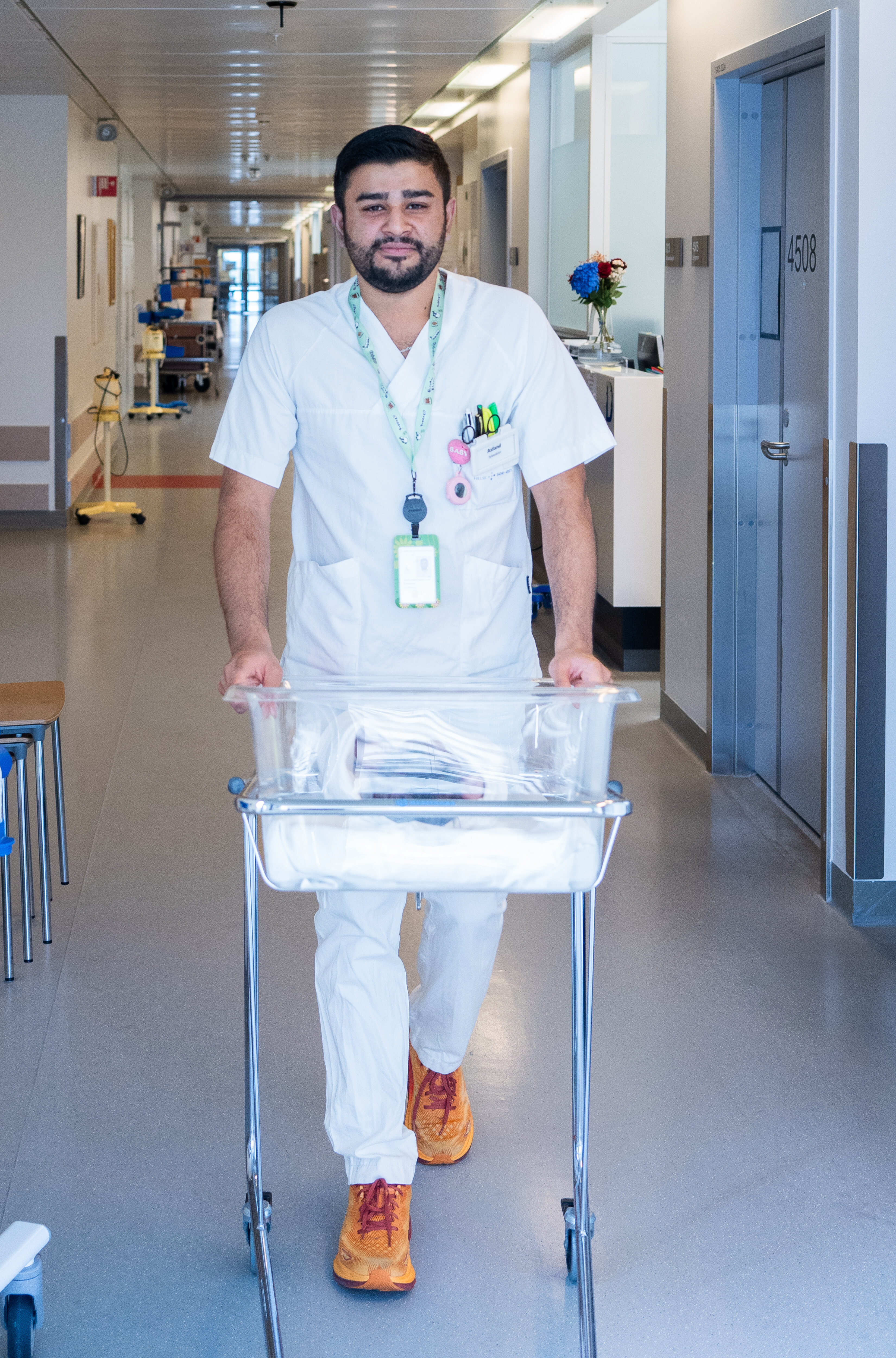 Asfand Luqman Rashid Gondal triller et nyfødt spedbarn bildet viser Asfand Luqman Rashid Gondal trille et nyfødt spredbarn