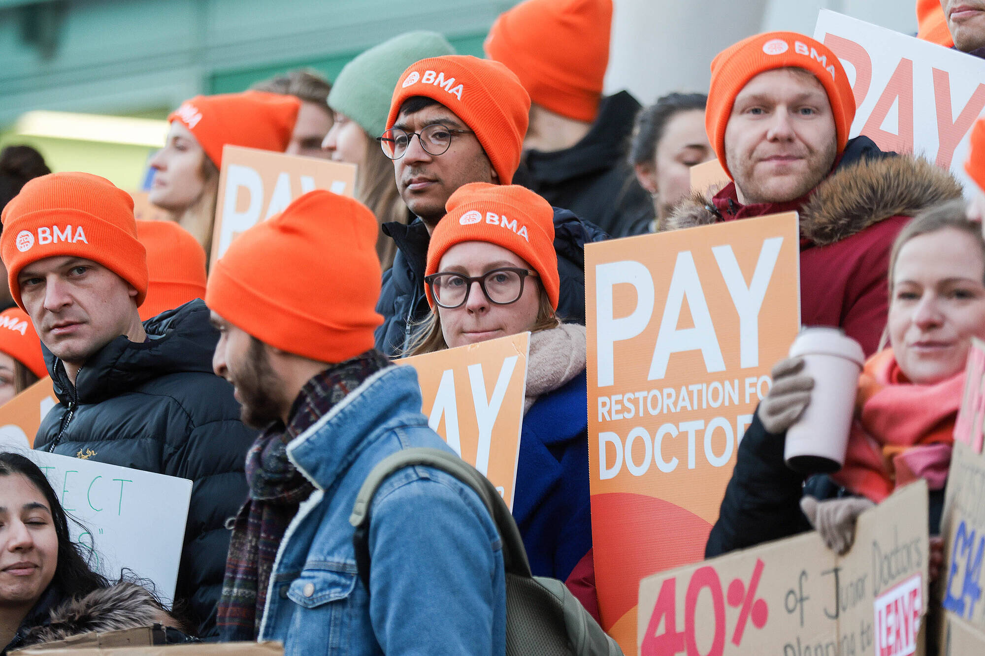Bildet viser engelske leger som streiker