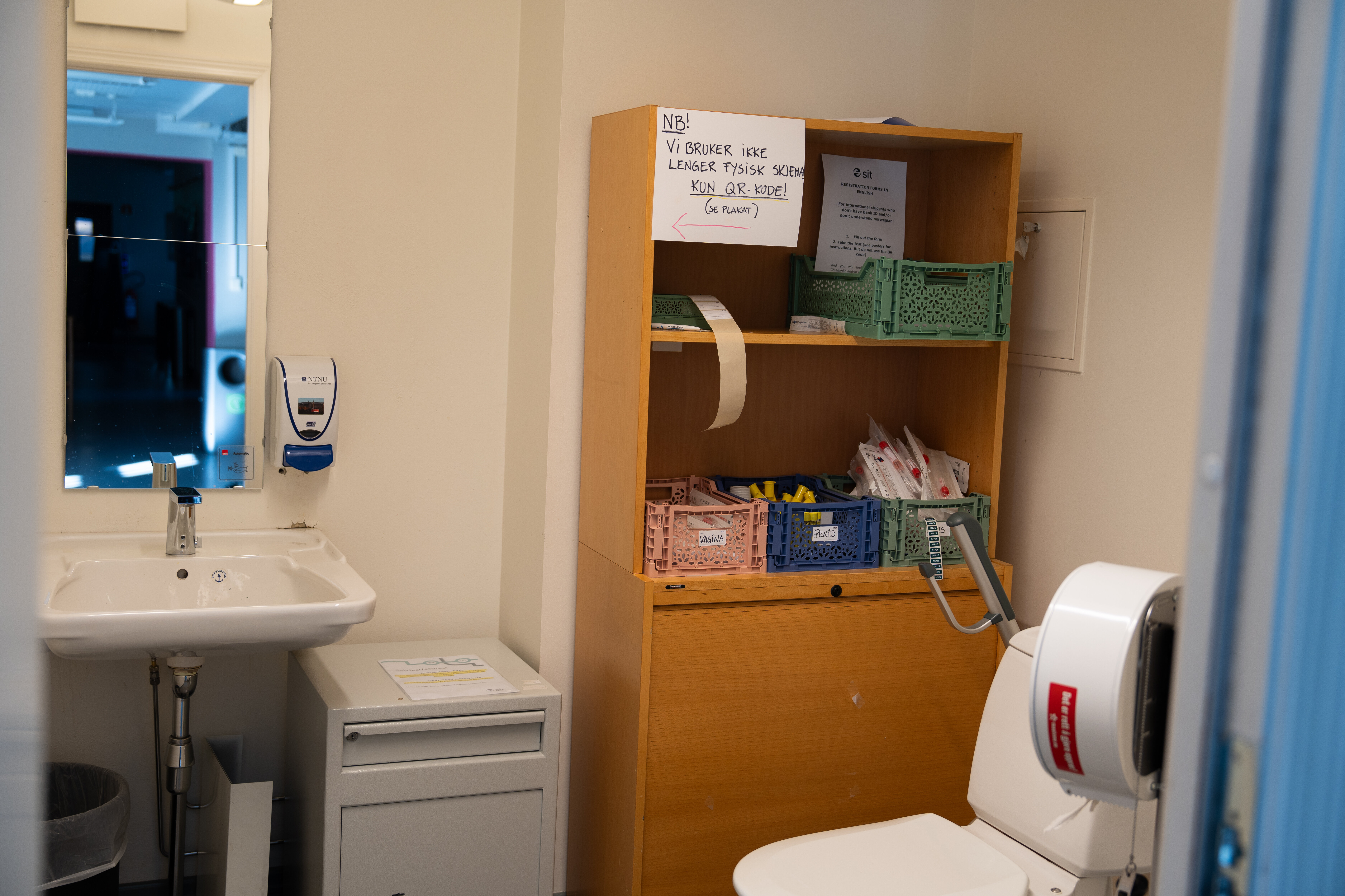 Toalett, selvtest Bildet viser et toalett med utstyr til selvtest.