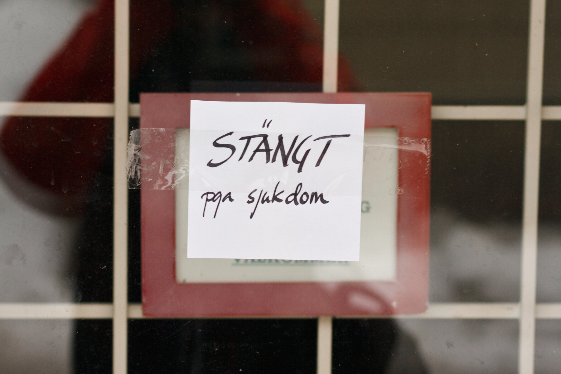 Bildet viser en lapp hvor det står stengt på grunn av sykdom Bildet viser en lapp hvor det står stengt på grunn av sykdom