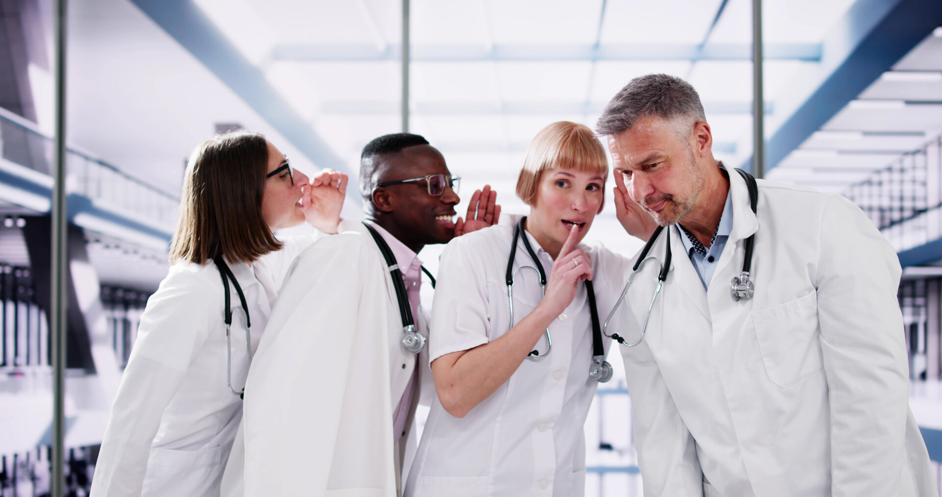 Bildet viser leger som hvisker Bildet viser leger som hvisker