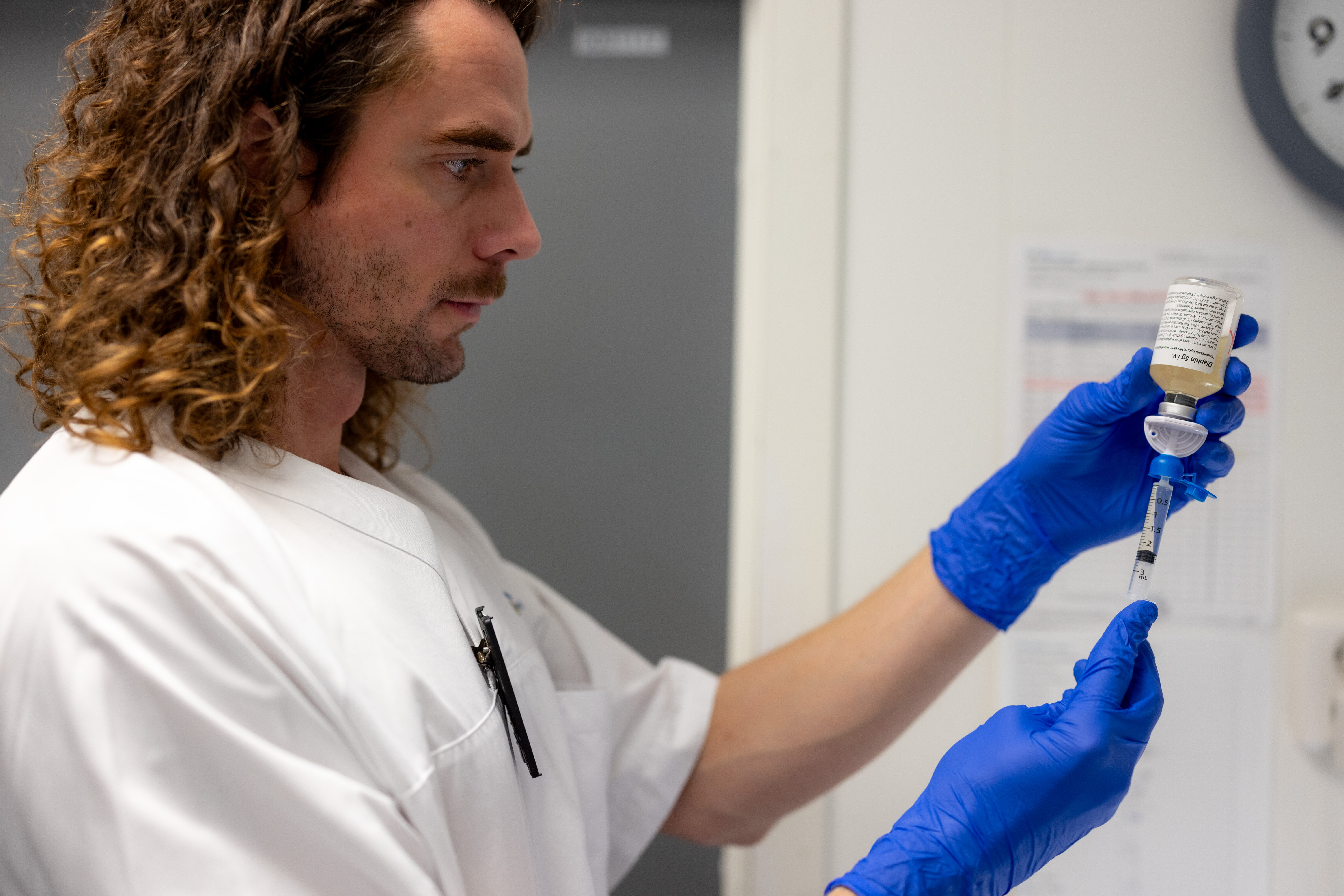 Simen Roaas Bergheim The photo shows nurse Simen Roaas Bergheim pulling up medical heroin in a syringe