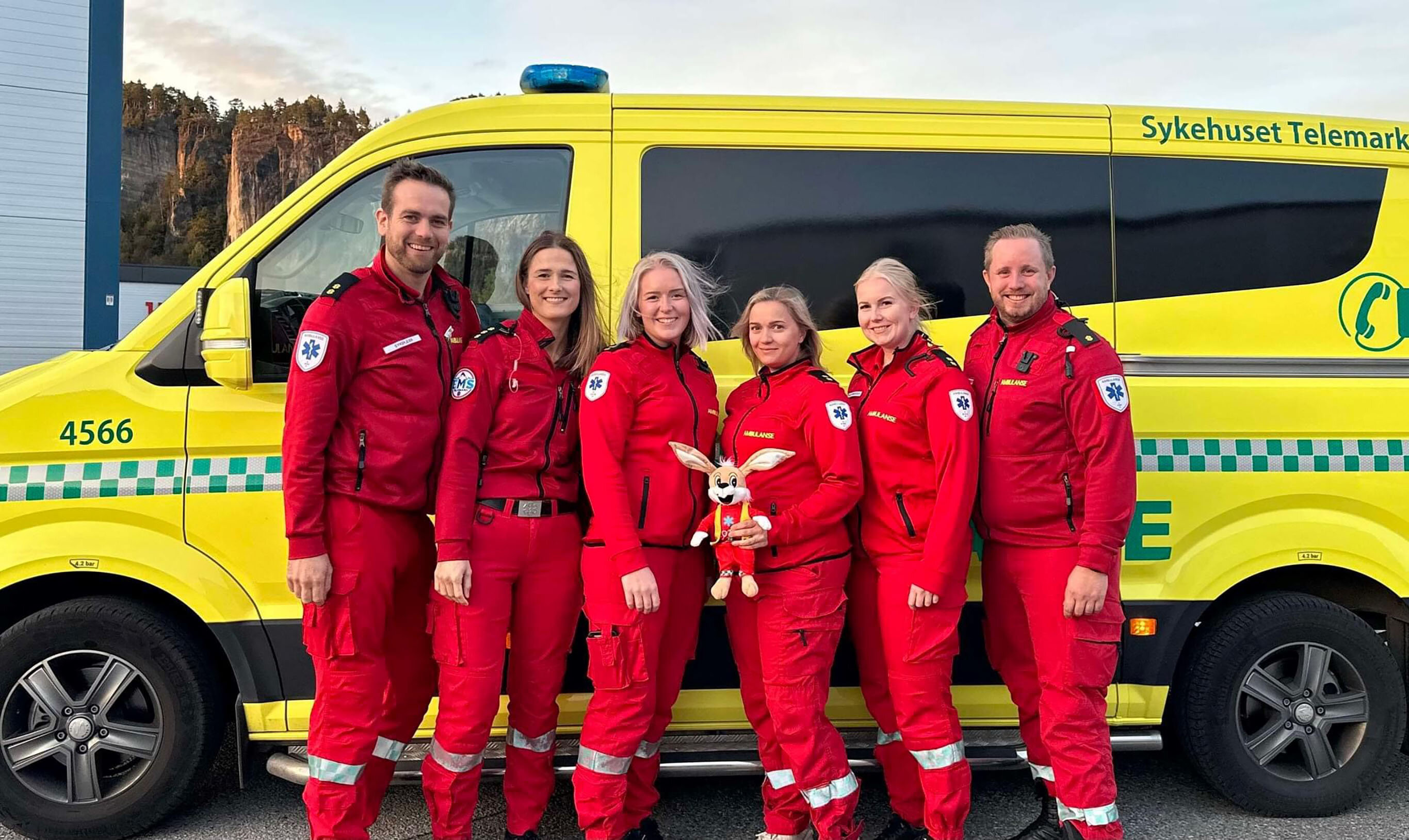 Bildet viser fra venstre Simen Engebretsen, Lotte Andersen, May Bente Klausen, Anja Rinø, Charlotte Bråthen og Kim André Forsberg som utgjør styret i Stiftelsen Ambulotta. Bildet viser fra venstre Simen Engebretsen, Lotte Andersen, May Bente Klausen, Anja Rinø, Charlotte Bråthen og Kim André Forsberg som utgjør styret i Stiftelsen Ambulotta.