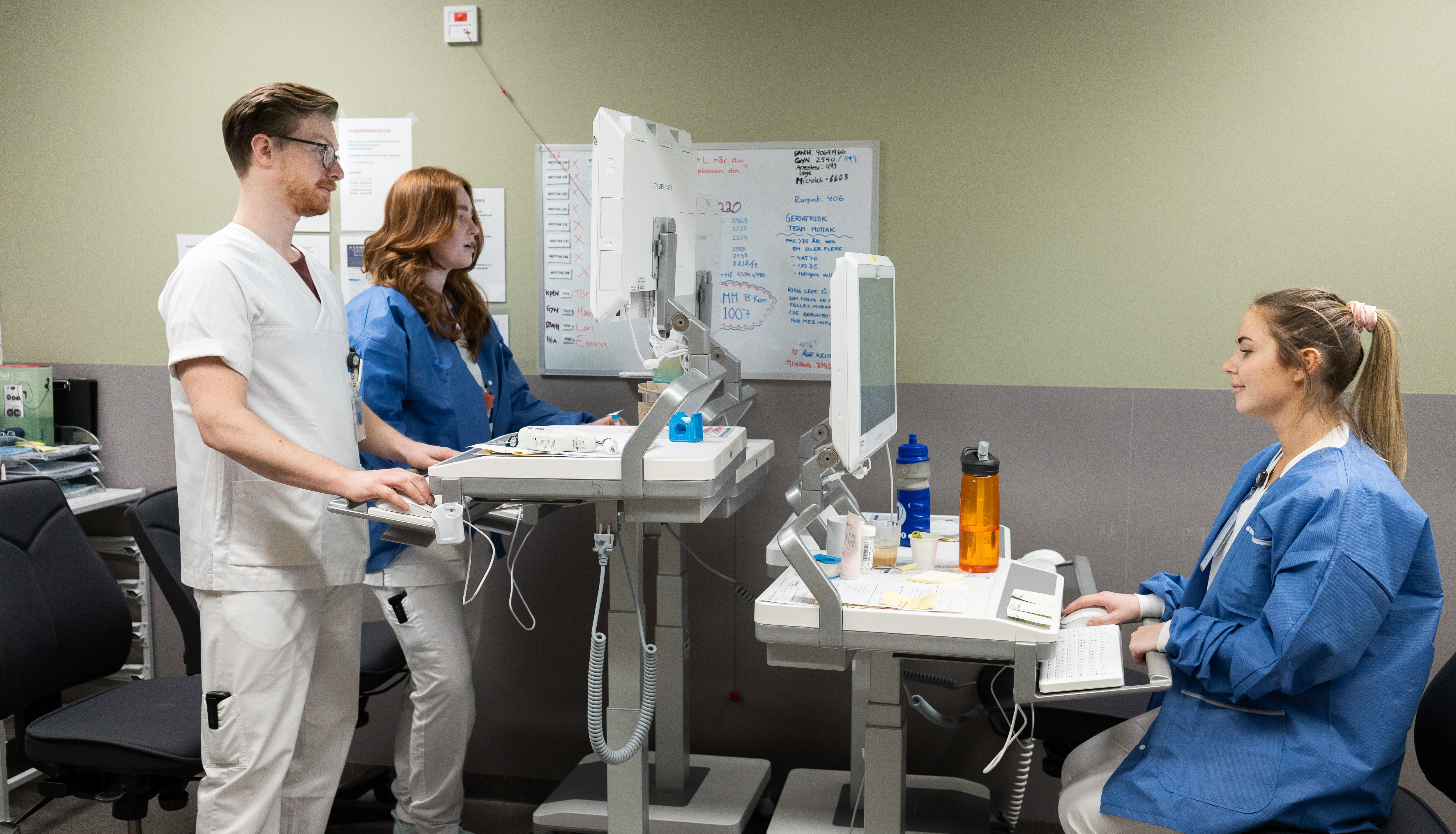 helsepersonell dokumenterer bildet viser helsepersonell som dokumenterer