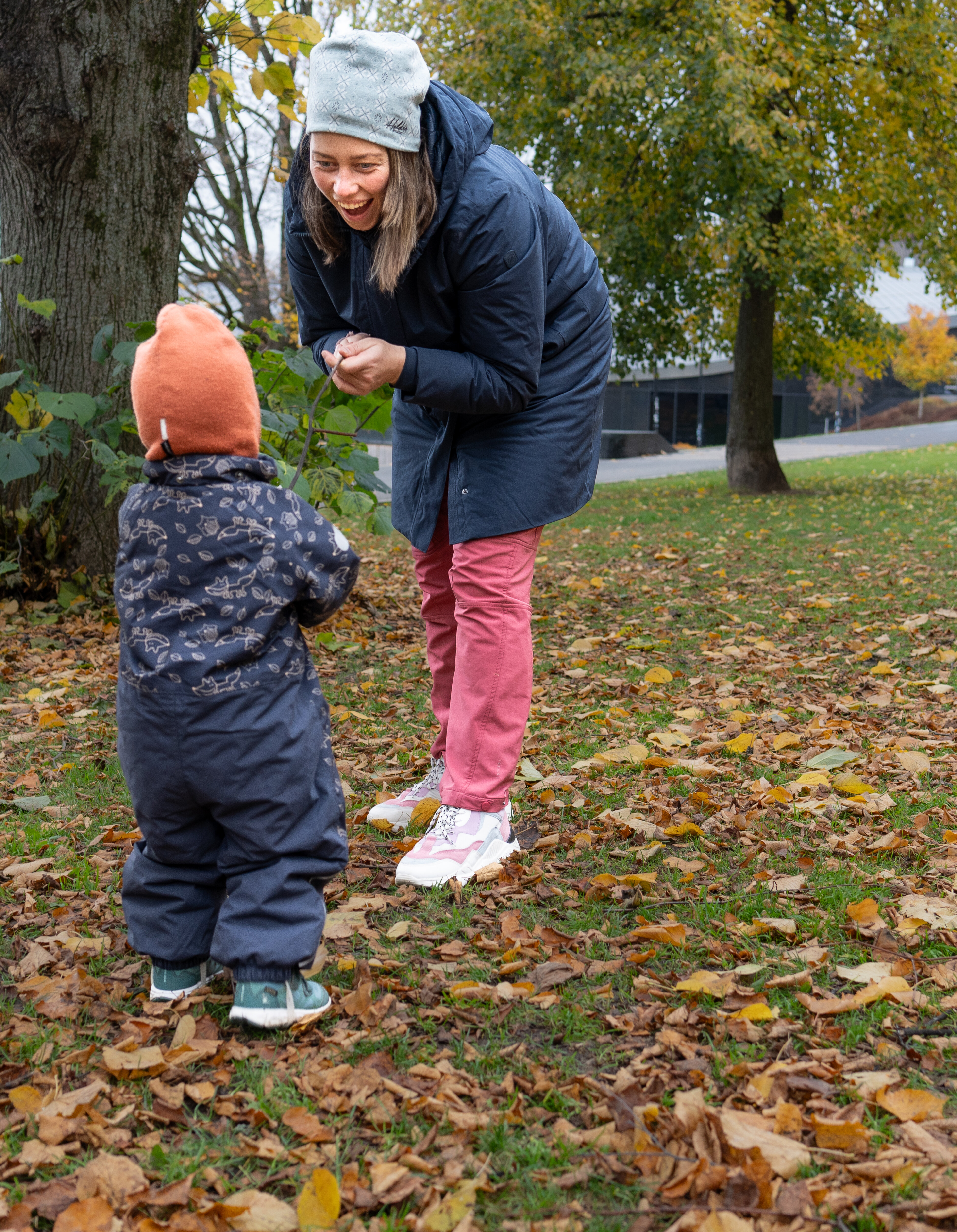 Serena Norheim leker med sønnen bildet viser Serena Norheim som leker med sønnen