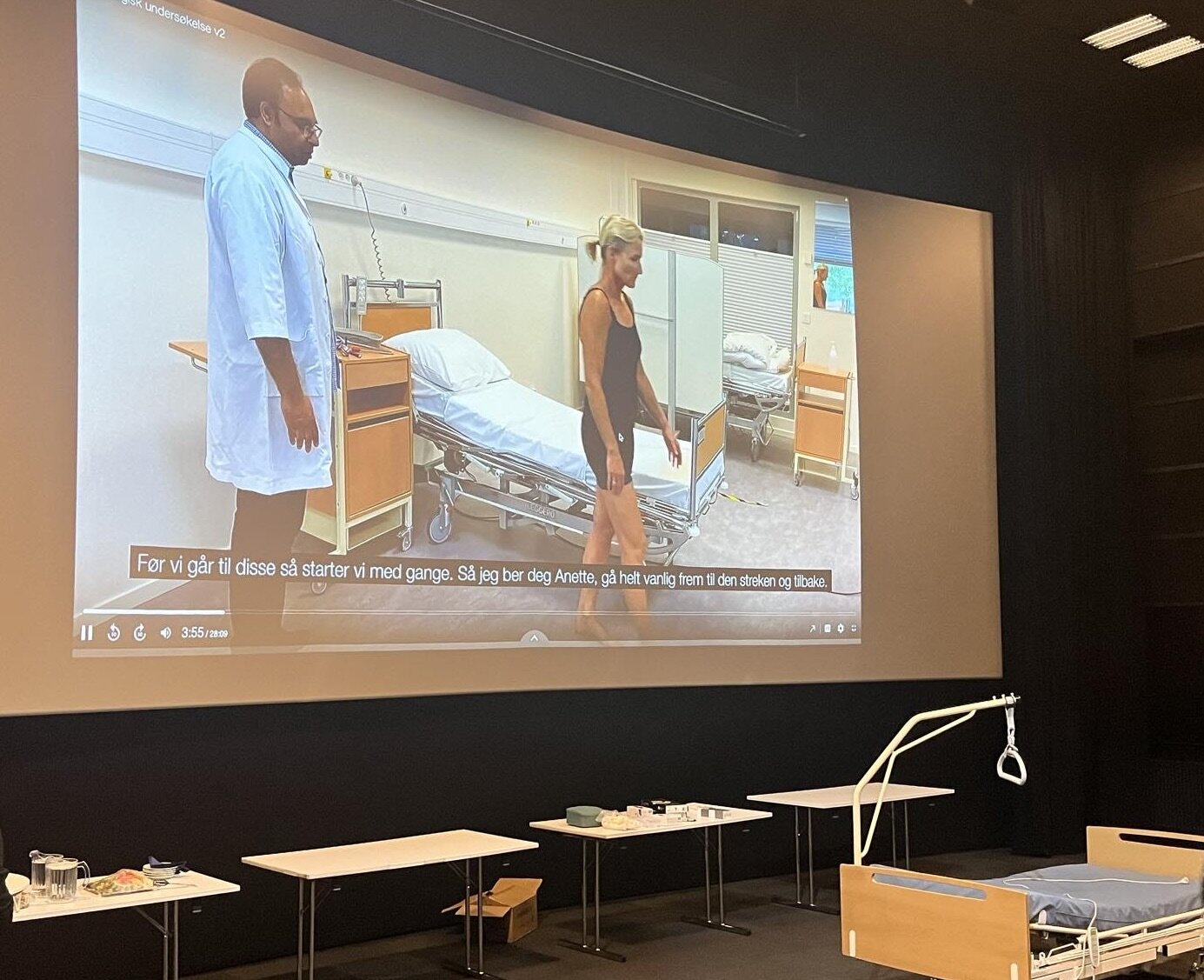 Bildet viser Anette Loso i undervisning for AKS-studenter på fleksibel master Lovisenberg diakonale høgskole. Bildet viser Anette Loso og en lege i undervisning for AKS-studenter på fleksibel master Lovisenberg diakonale høgskole.