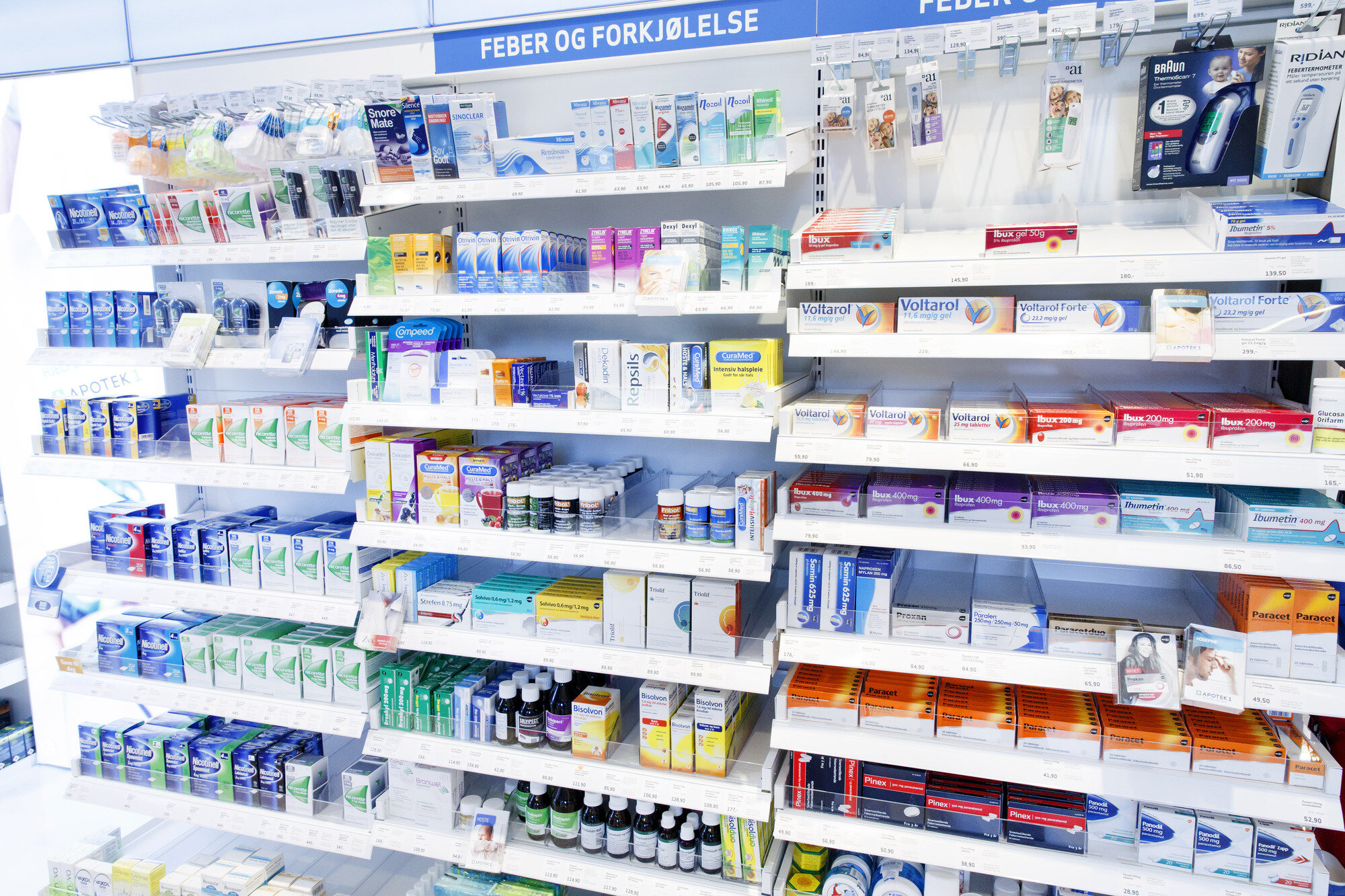 Bildet viser reoler med legemidler på apoteket