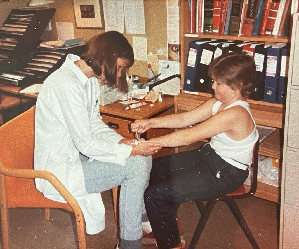 Privat Barn på sykehus som hjelper til å vaske PVK. Sykepleieren og barnet sitter ovenfor hverandre