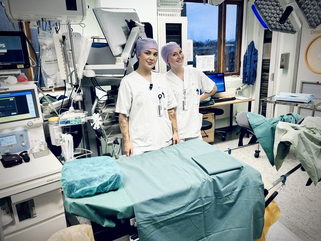 Operasjonsstue, gynekologisk dagkirurgisk avdeling Bildet viser Frida og Sanne på operasjonsstuen.