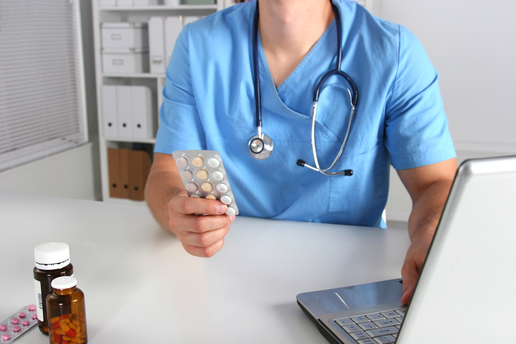 bildet viser en lege som holder et brett med piller i hånda bildet viser en lege som holder et brett med piller i hånda