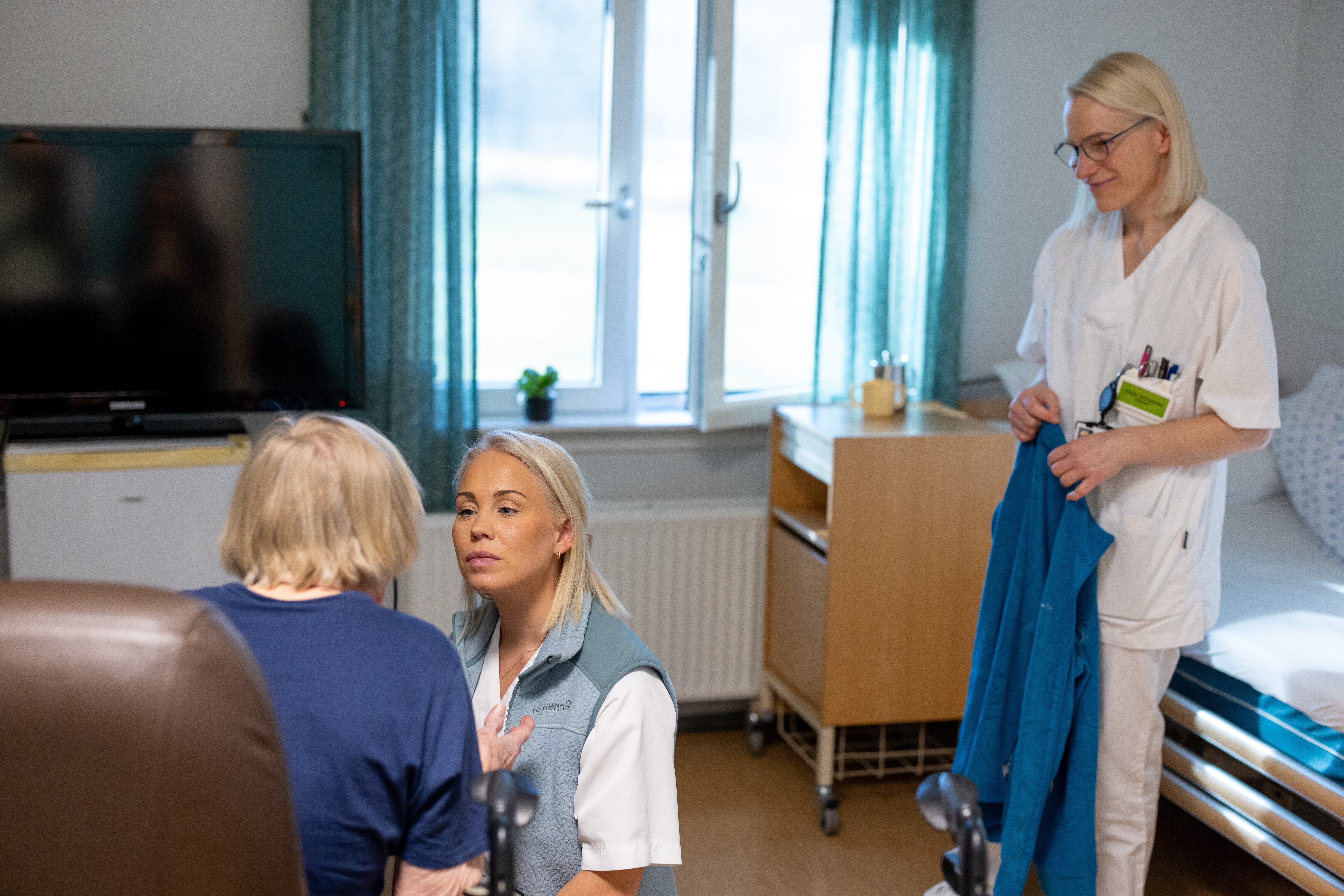 Allmensykepleier og sykepleier hos pasient på omsorgssenter i Notodden kommune. Allmensykepleier og sykepleier hos pasient på omsorgssenter i Notodden kommune.