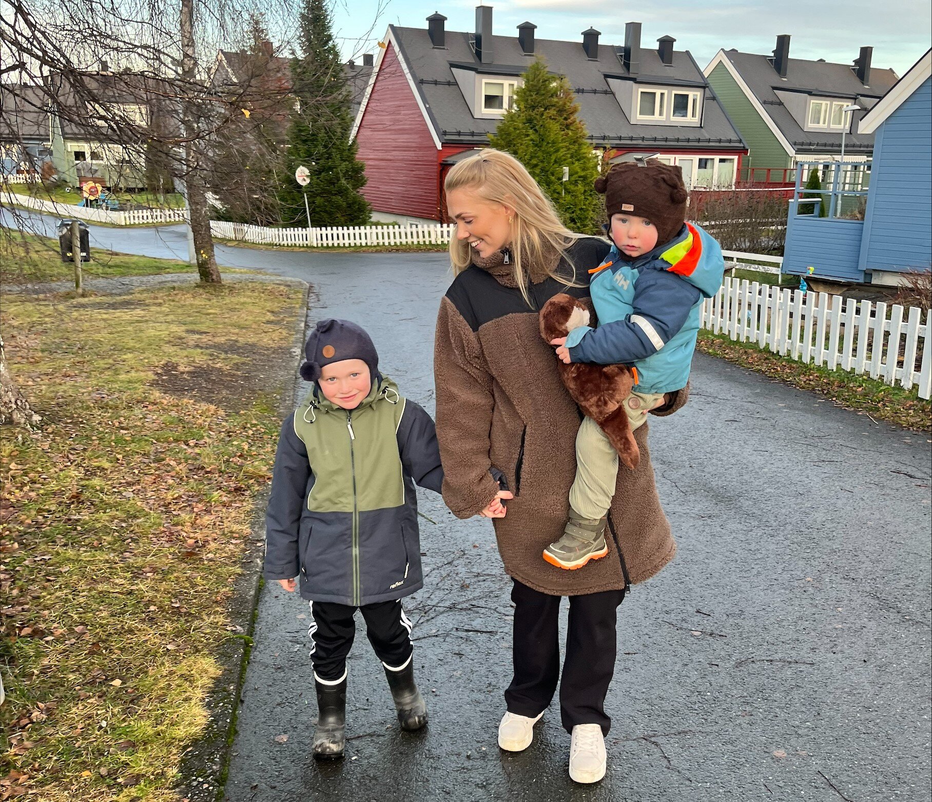 Bildet viser Erika Rosenvinge sammen med sine to barn ute på tur Bildet viser Erika Rosenvinge sammen med sine to barn ute på tur