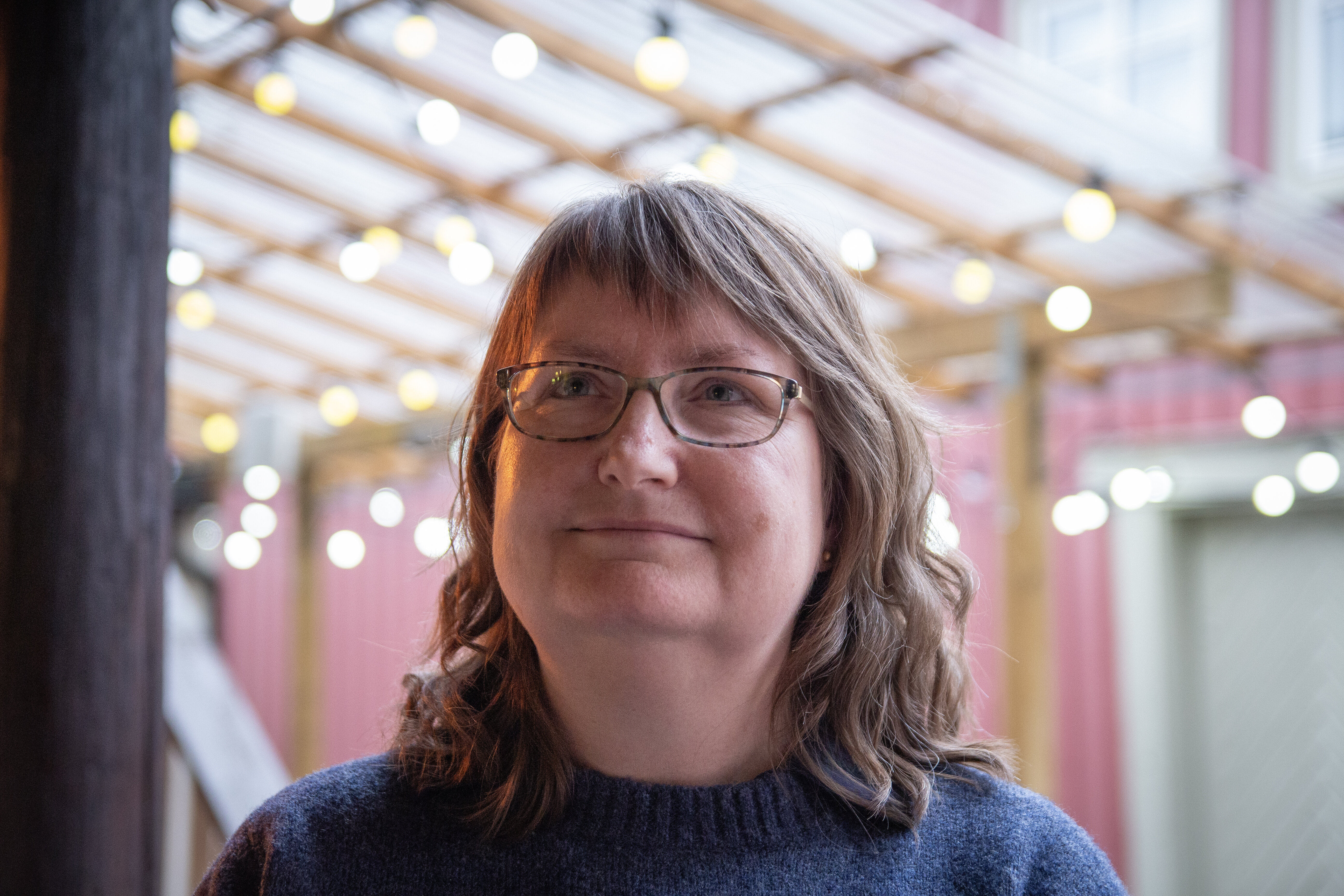 Anne Cathrine Hovind ser litt opp fra kamerat på et kafe i Trondheim