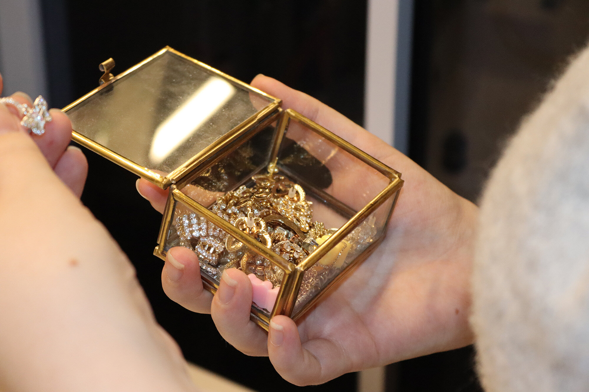 Bildet viser brukte smykker