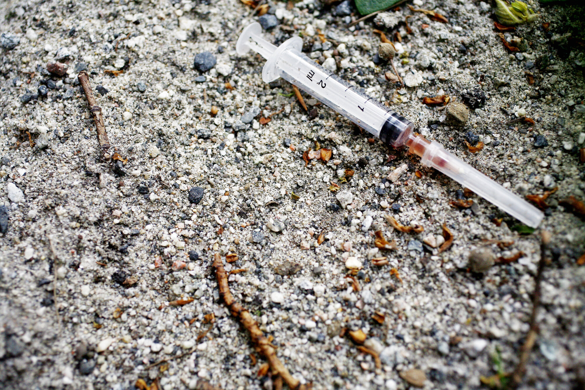 Bildet viser sprøytespisser på bakken