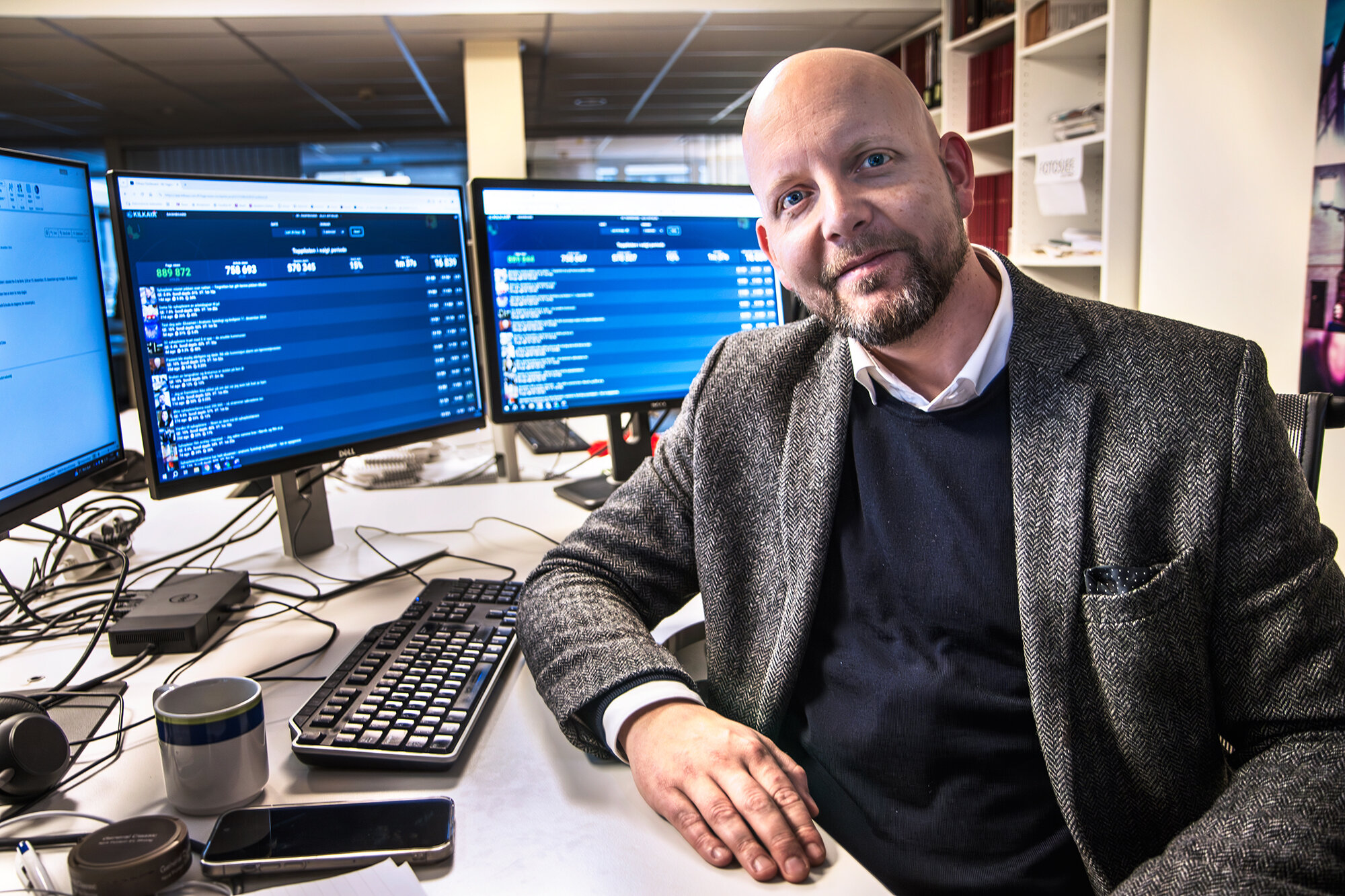 Bildet viser Øystein Eian på desken i Sykepleien