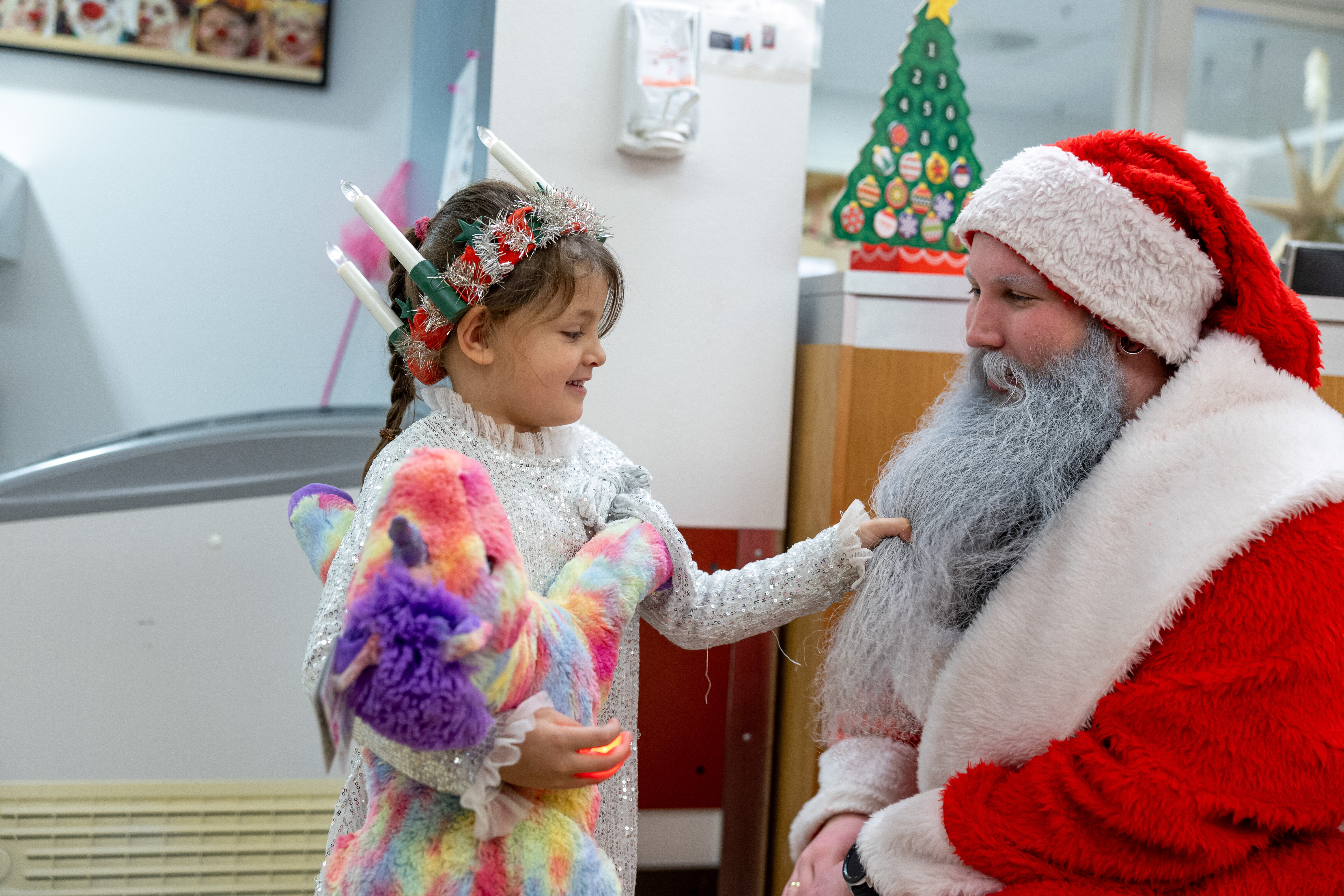 Bildet viser Linn Mohammed Arnous (6) som drar skjeggnisse i skjegget Bildet viser Linn Mohammed Arnous (6) som drar skjeggnisse i skjegget