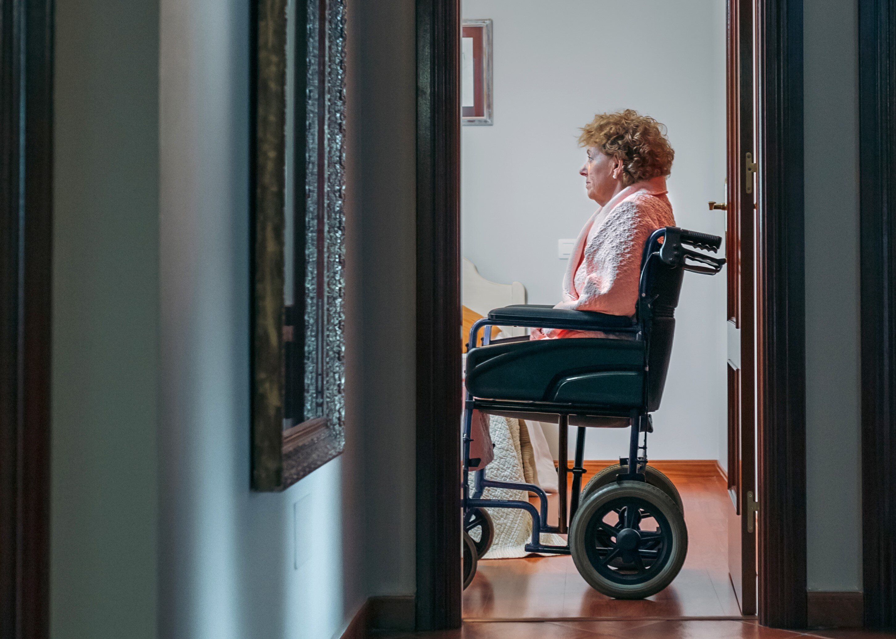 Kvinne i rullestol En ensom eldre kvinne i rullestol