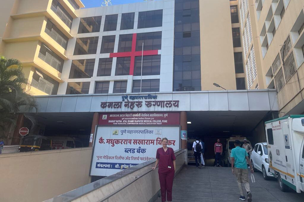 Bildet viser Martine utenfor lokalsykehuset i Pune, vest i India, hvor hun hadde jordmorpraksis.