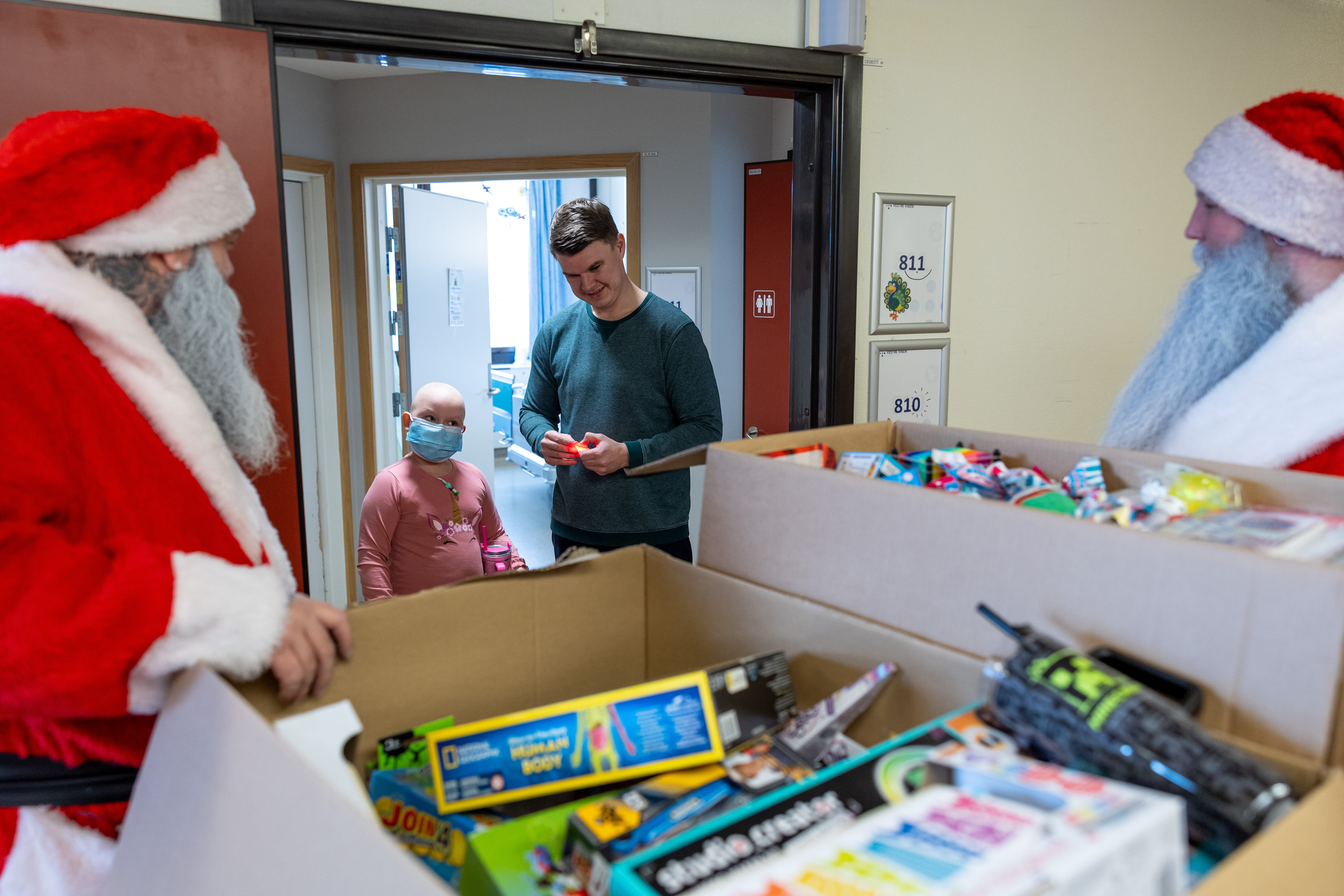 Bildet viser Linea Strøm Olafsen (8) sammen med pappa Ruben Olafsen og skjeggnissene. Bildet viser Linea Strøm Olafsen (8) sammen med pappa Ruben Olafsen og skjeggnissene.