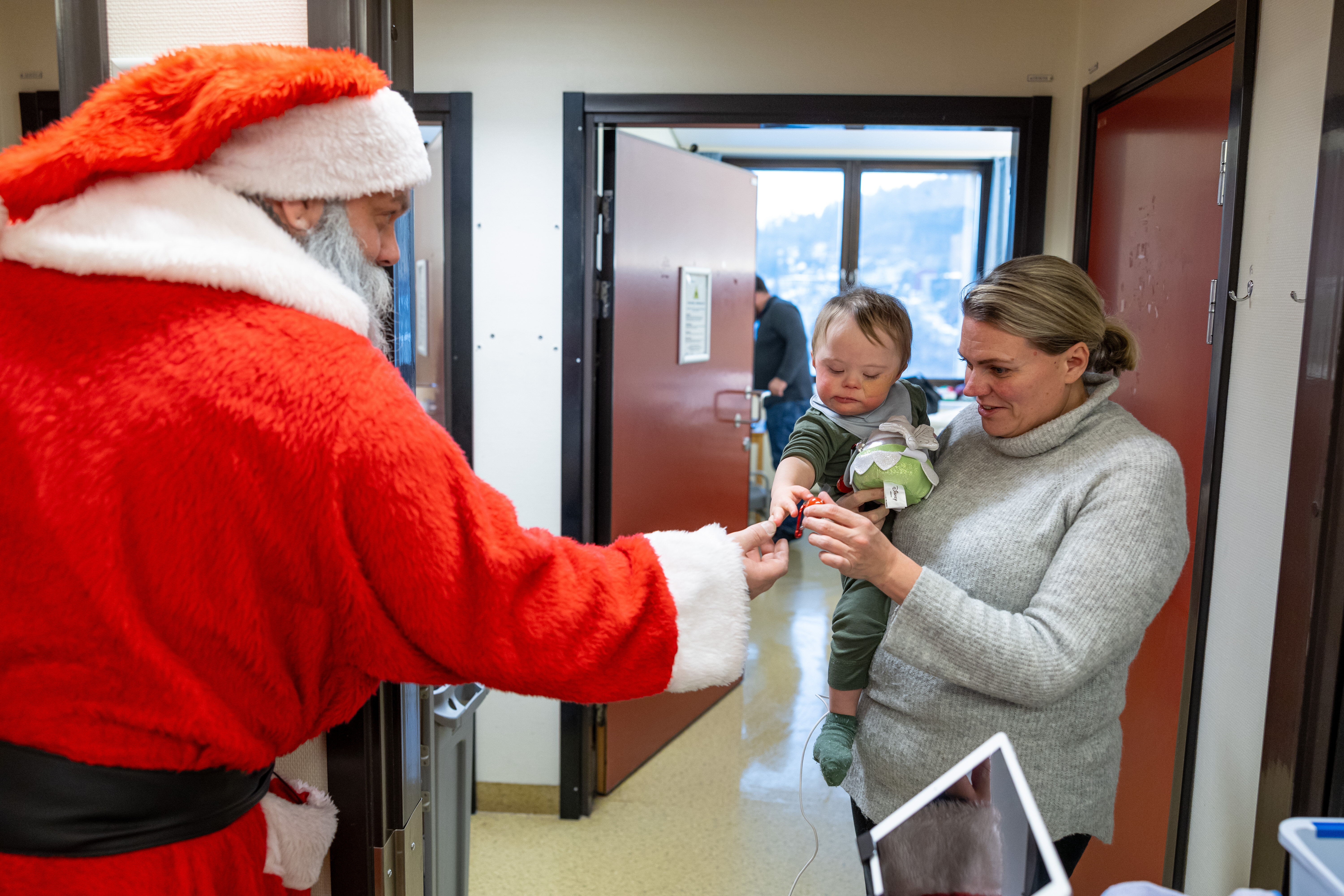 Bildet viser Alfred som sitter på armen til mamma Yvonne Pettersen. Bildet viser Alfred som sitter på armen til mamma Yvonne Pettersen.