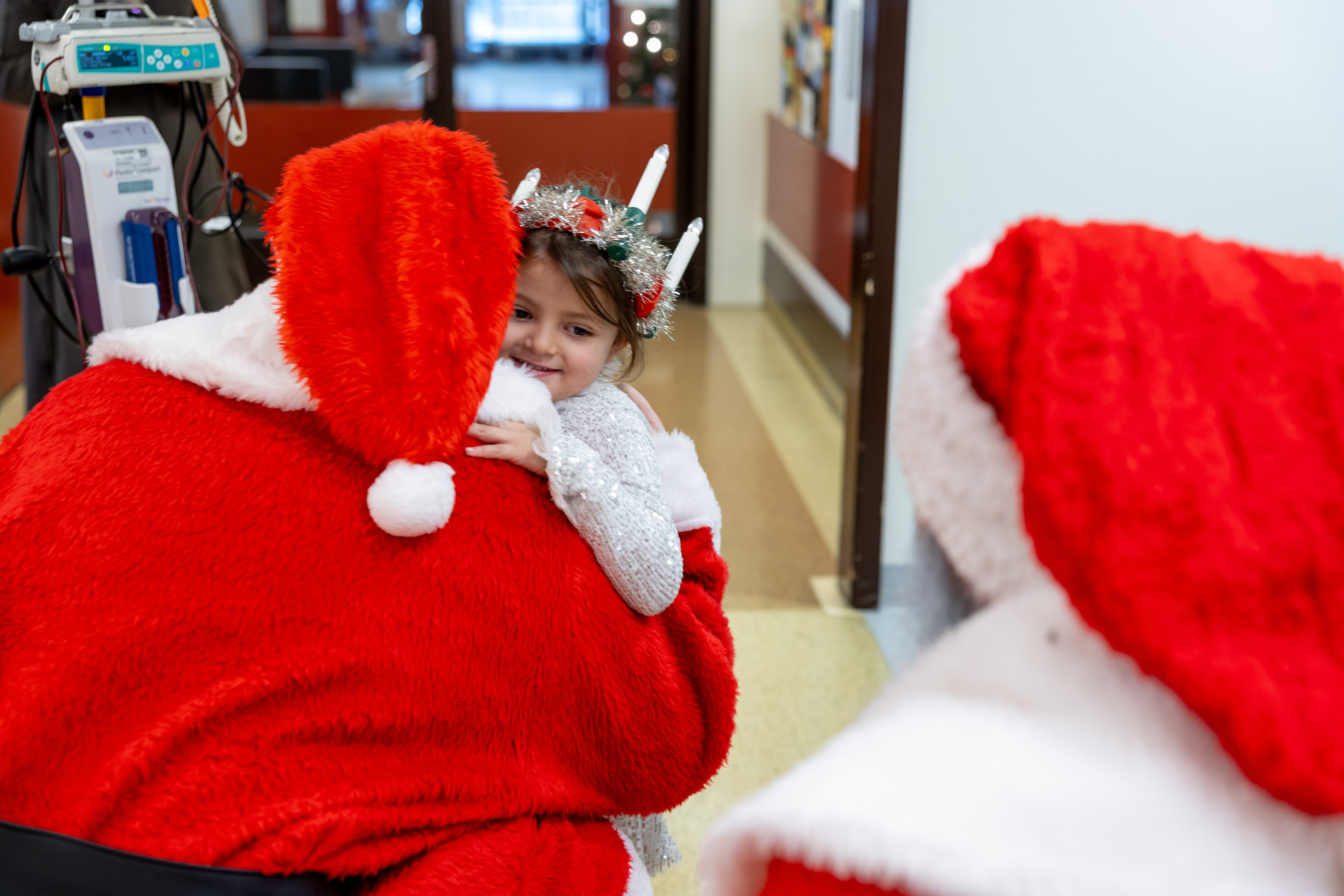 Bilde viser Linn Mohammed Arnous som gir Ove Lunde Skjeggmann en god juleklem Bilde viser Linn Mohammed Arnous som gir Ove Lunde Skjeggmann en god juleklem