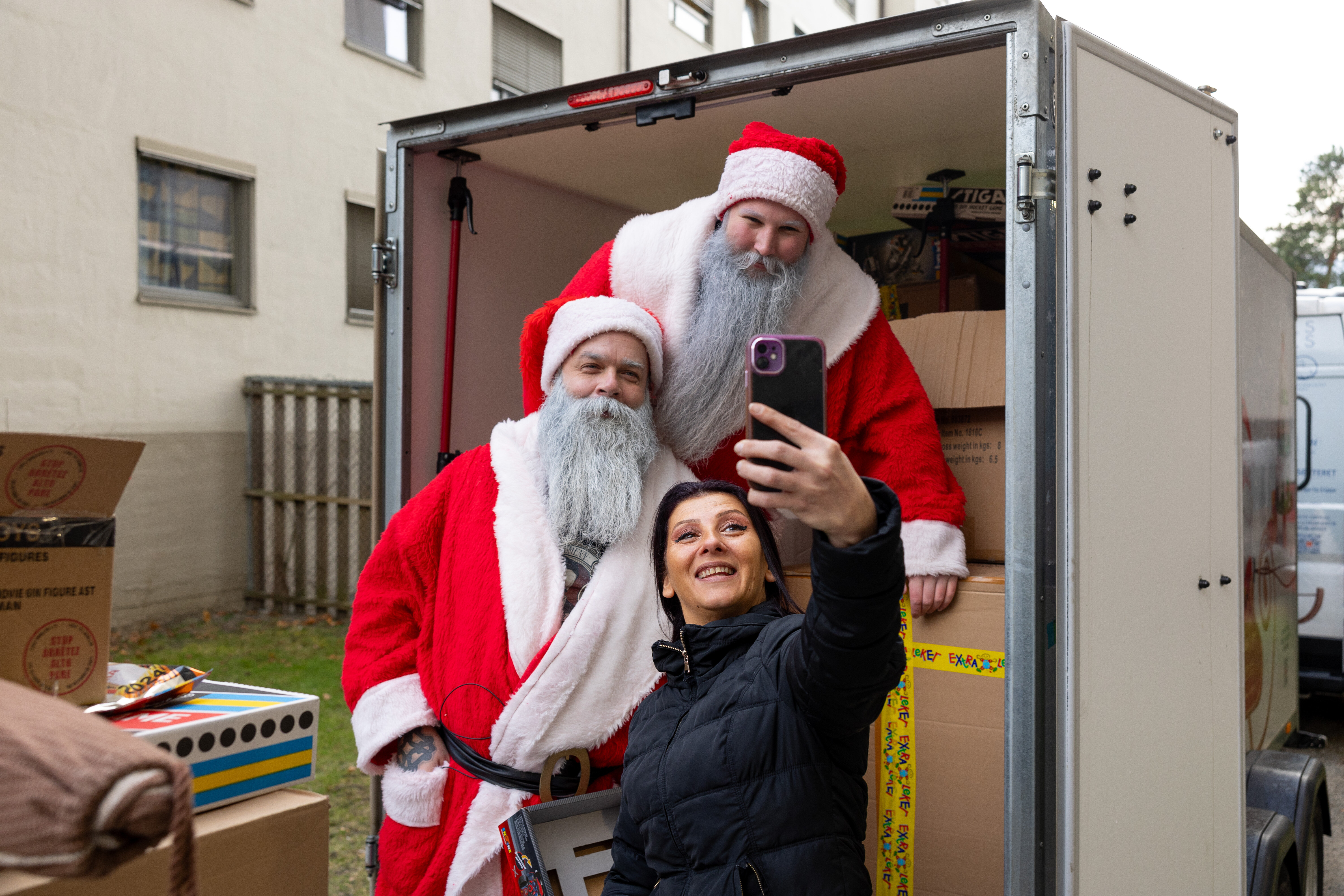 Bildet viser forbipasserende som tar selfie med skjeggnissene Bildet viser forbipasserende som tar selfie med skjeggnissene