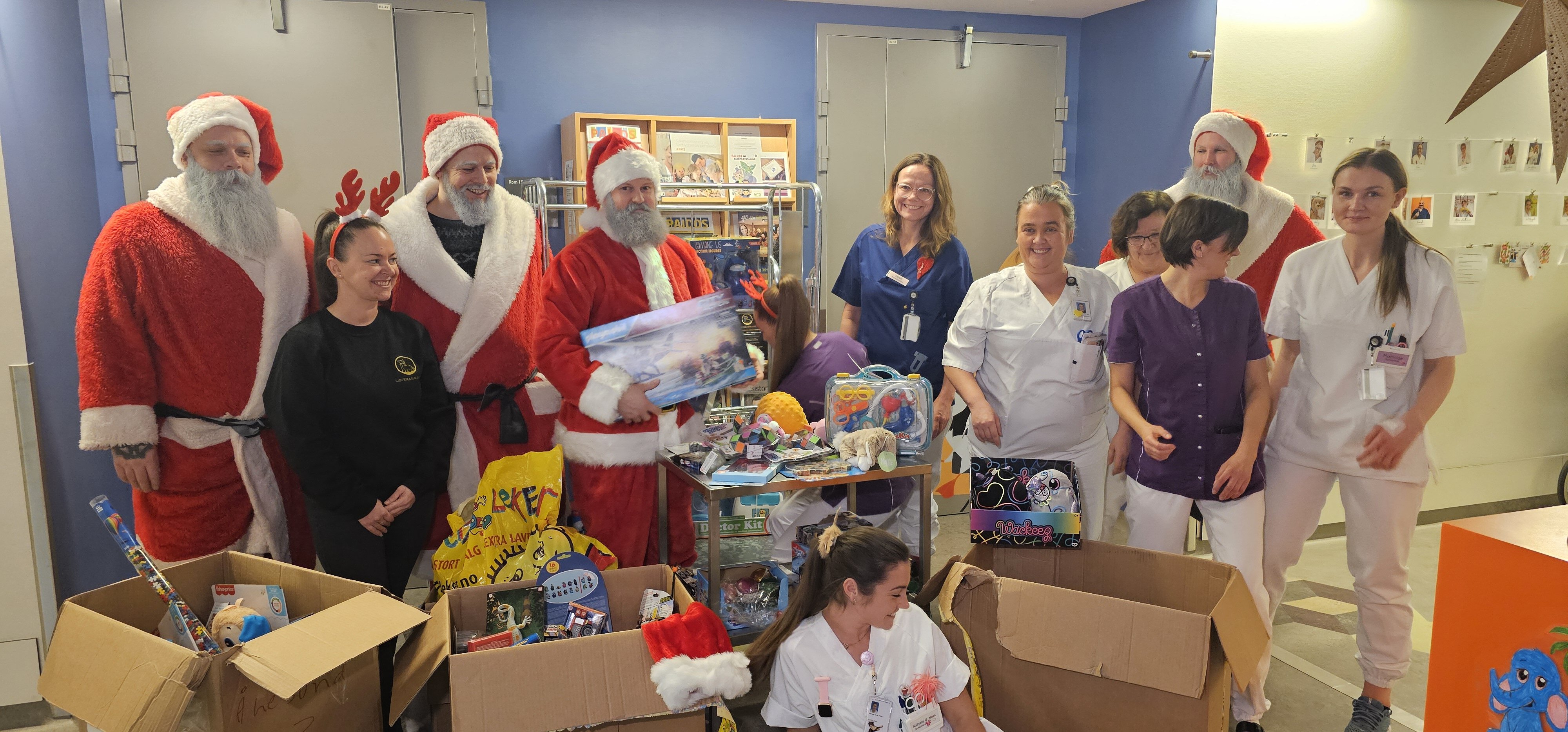 Bildet viser skjeggnissene på en barneavdeling hvor det er utdeling av gaver
