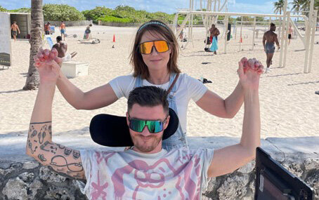 holder hendene opp, Tangen og Morka