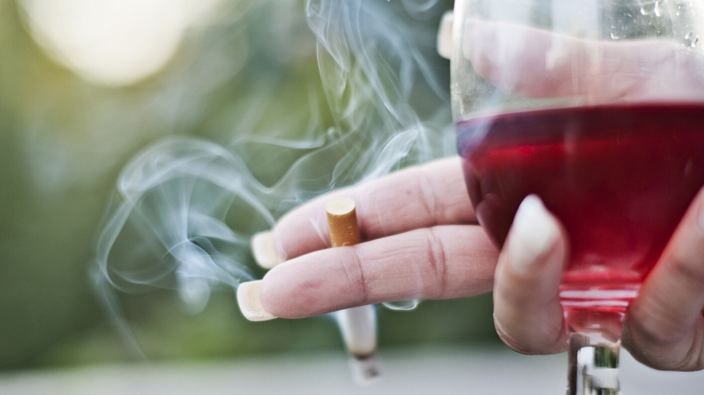 Røyker med vinglass