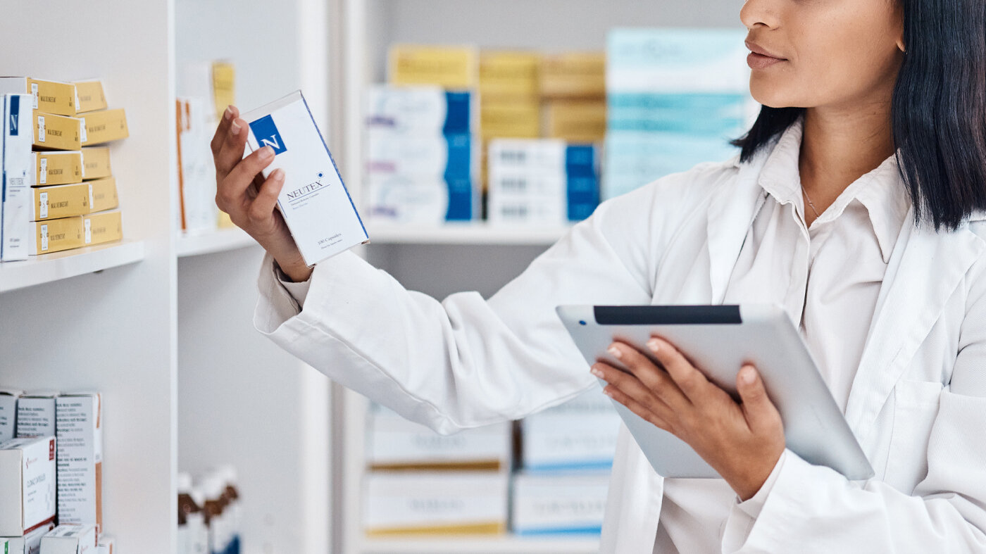 Kvinnelig farmasøyt. Bildet viser en kvinnelig farmasøyt.