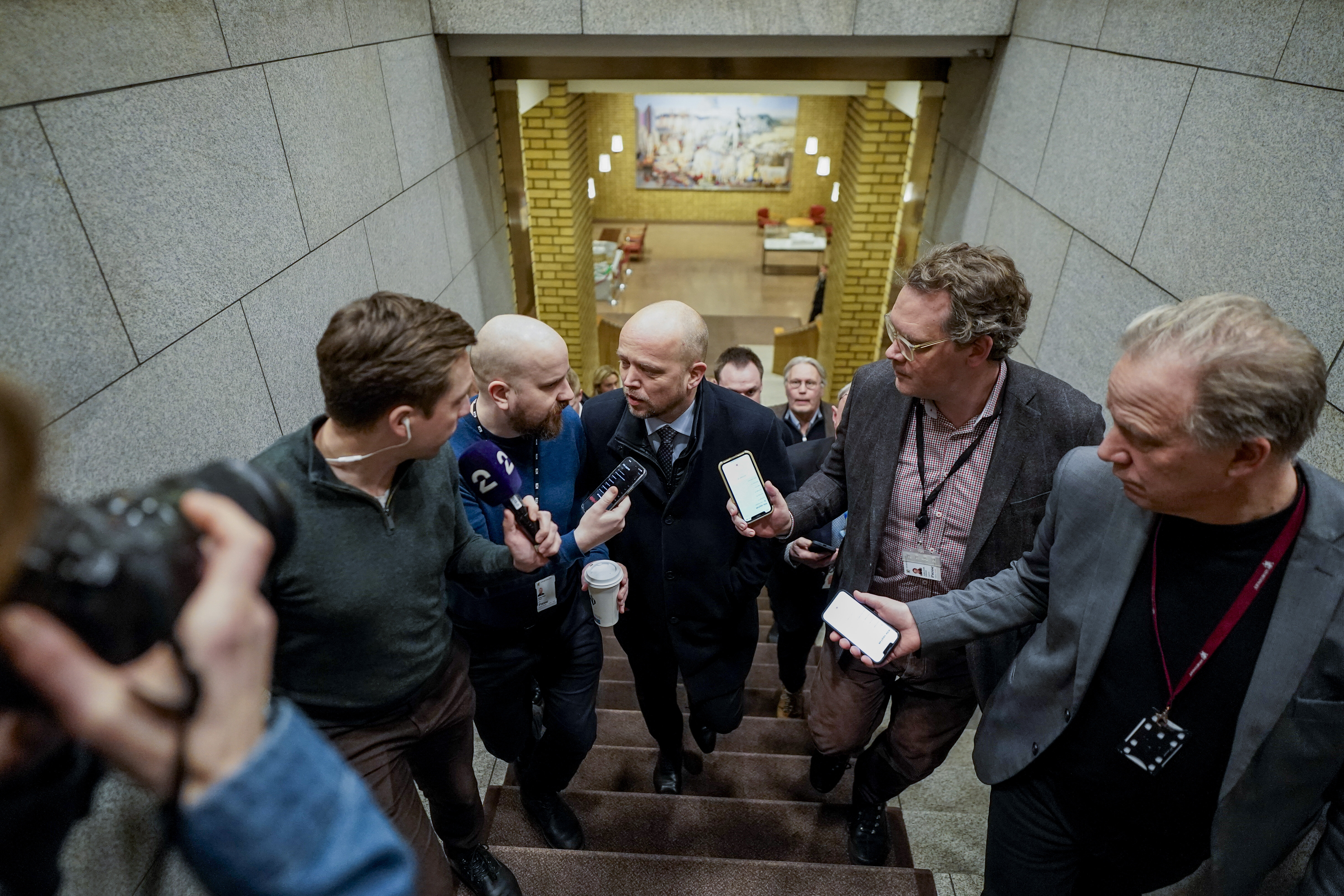 Trygve Slagsvold Vedum Bildet viser Trygve Slagsvold Vedum omgitt av pressefolk.