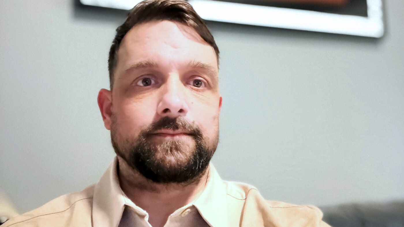 Bildet viser et portrett av Robbie Tempesta