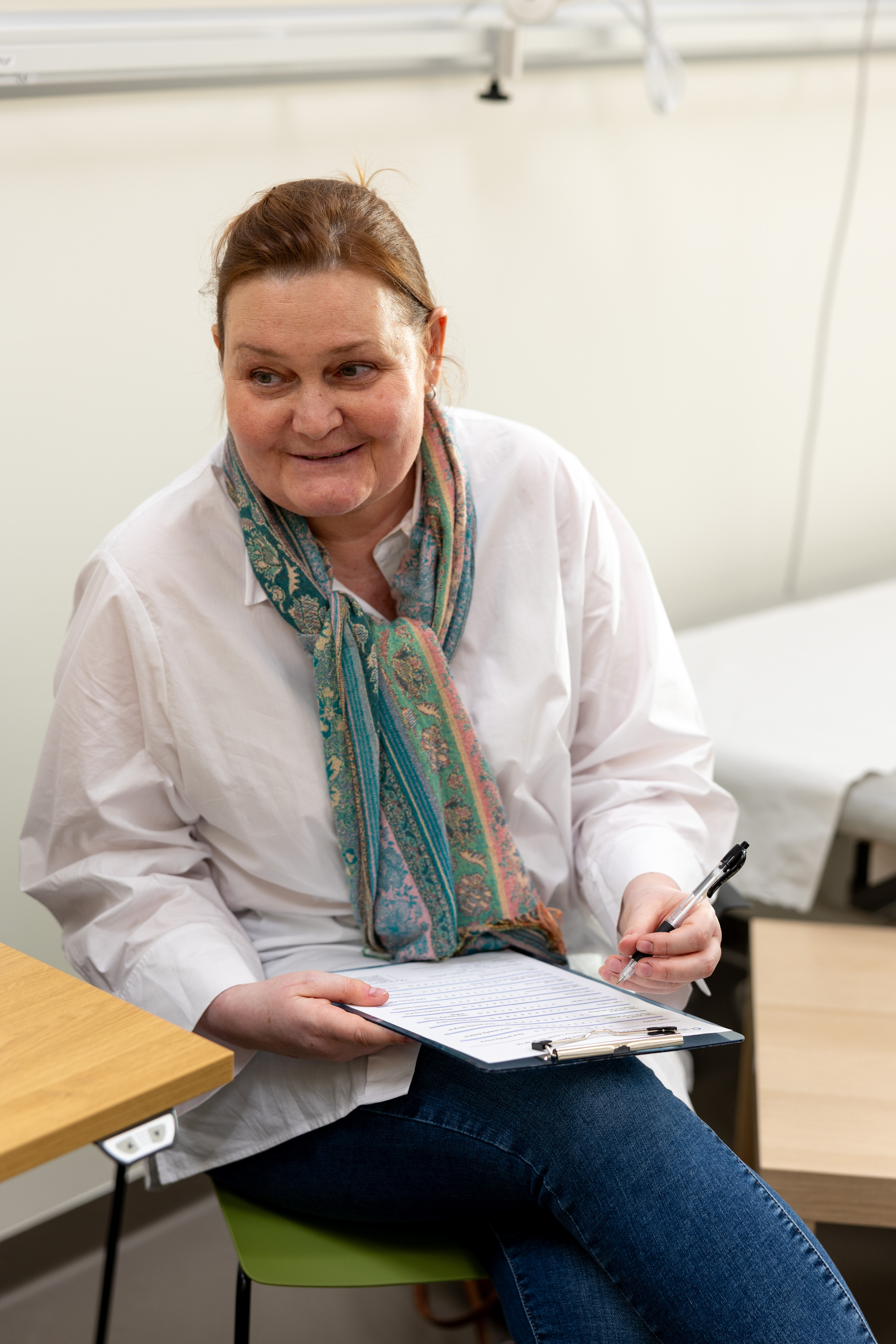 Bildet viser pasient som fyller ut skjema på Radiumhospitalet. Bildet viser pasient som fyller ut skjema på Radiumhospitalet.