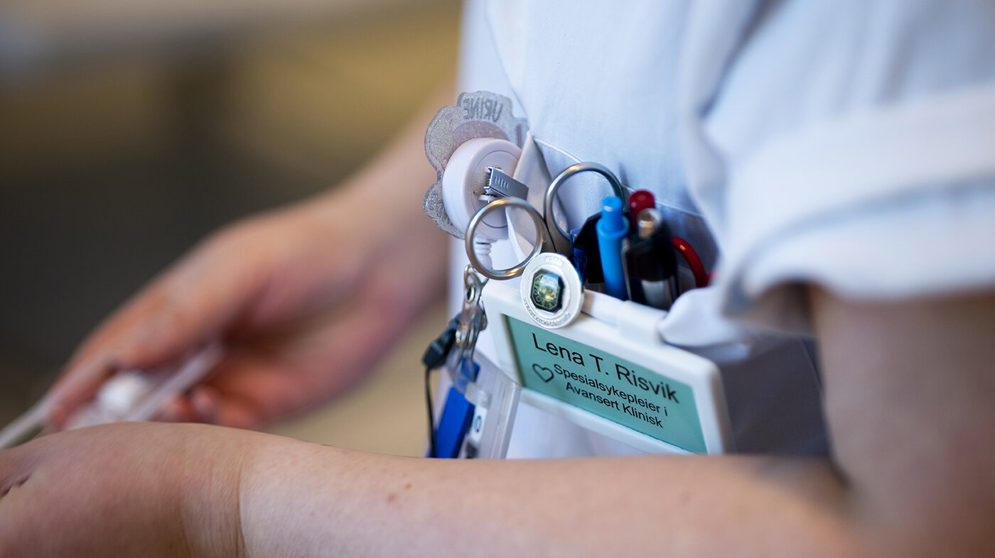 Bilde viser Lena Trogstad Risvik lomme på uniformen. Navnskilt mm.