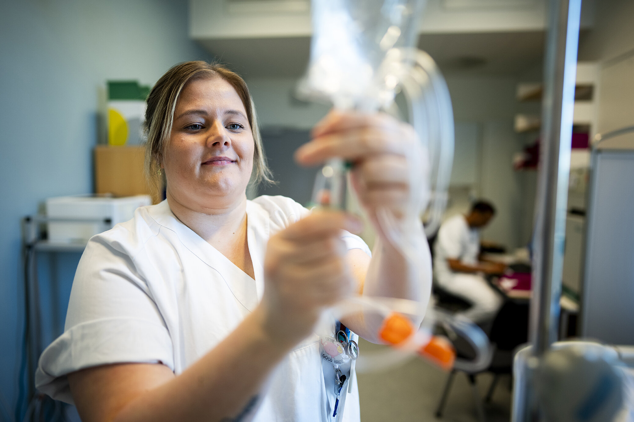 Bilde viser spesialsykepleier Lena Trogstad Risvik som åpner en intravenøspose.